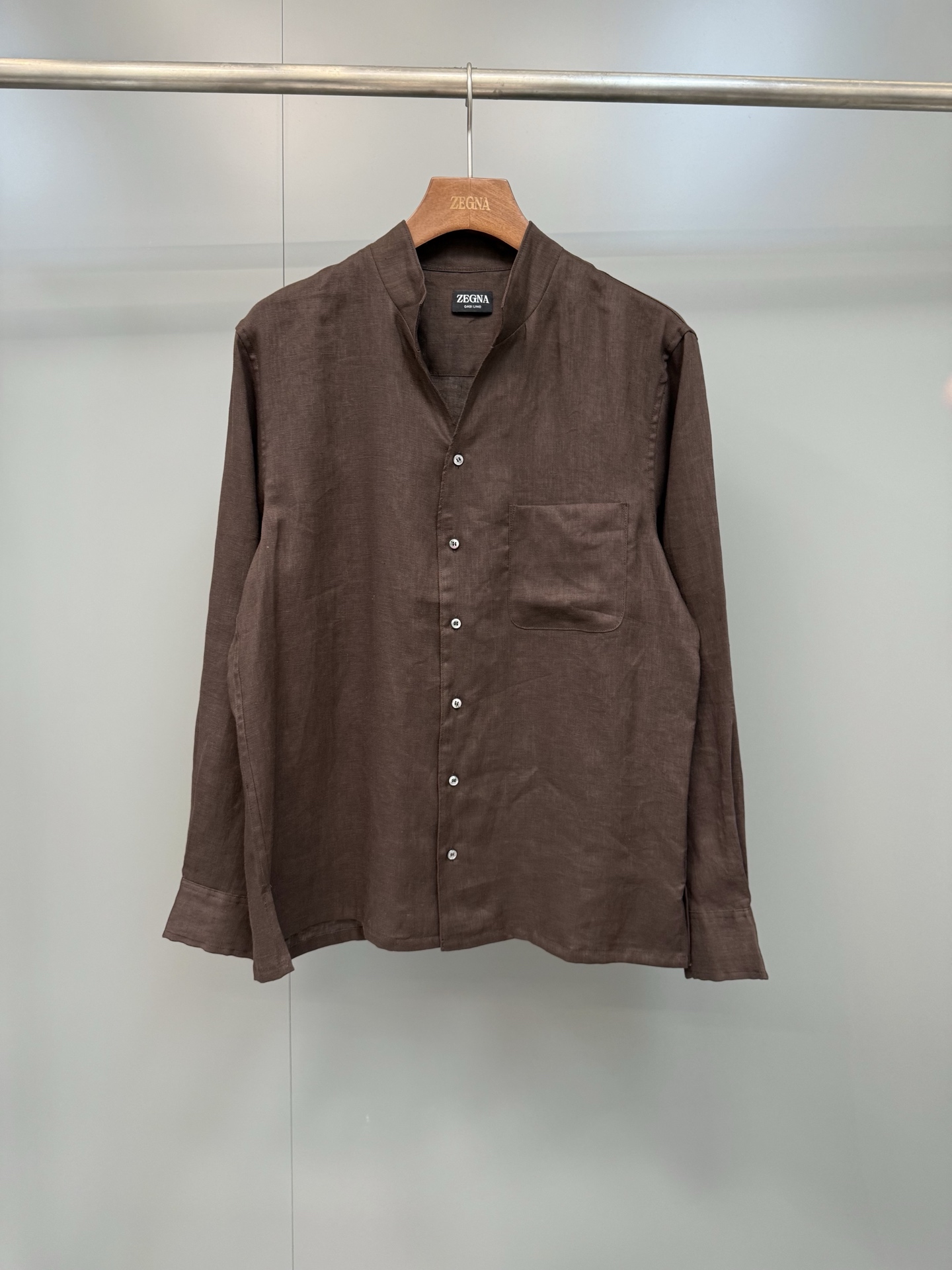 NO:822270,New arrival ZG [New for the season] linen shirt, this shirt is made from Zegna's proprietary linen fabric, spun from fully traceable European grown flax fiber, with hand-stitched details to complement each other, with rolled cuffs and rounded hem, fitted fit, one-piece collar, rolled cuffs, button placket, rounded hem, hand-stitched. Fabric linen, men's clothing, zegna, shirts,19860909新品ZG [当季新款]亚麻衬衫,这款衬衫选用杰尼亚专有亚麻面料制成,由全面可追溯的欧洲种植亚麻纤维纺成,手工缝制细节相得益彰,采用卷边袖口和圆形下摆,合身版型,一片领,卷边袖口,纽扣门襟,圆形下摆,手工缝制.面料亚麻,男装,zegna,shirts,,Women's clothing