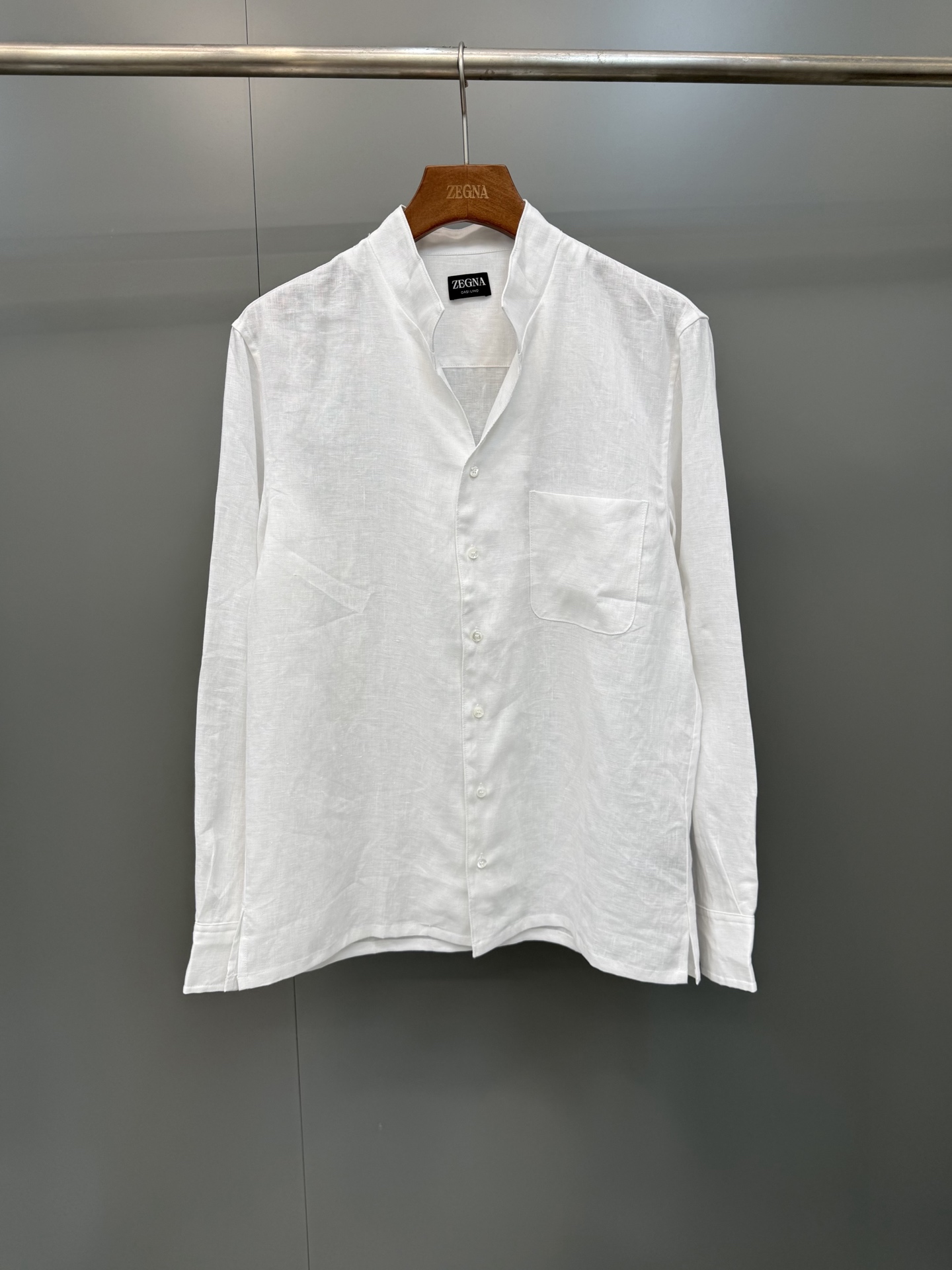 NO:822260,New Arrival ZG [New for the Season] Linen Shirt This shirt is made from Zegna's proprietary linen fabric, spun from fully traceable European grown flax fiber, with hand-stitched details to complement it, rolled cuffs and rounded hem, fitted fit, one-piece collar, rolled cuffs, button placket, rounded hem, hand-stitched. Fabric linen!  ,men's clothing,zegna,shirts,19860909新品ZG [当季新款]亚麻衬衫 这款衬衫选用杰尼亚专有亚麻面料制成,由全面可追溯的欧洲种植亚麻纤维纺成,手工缝制细节相得益彰,采用卷边袖口和圆形下摆,合身版型,一片领,卷边袖口,纽扣门襟,圆形下摆,手工缝制.面料亚麻！,男装,zegna,shirts,,Women's clothing