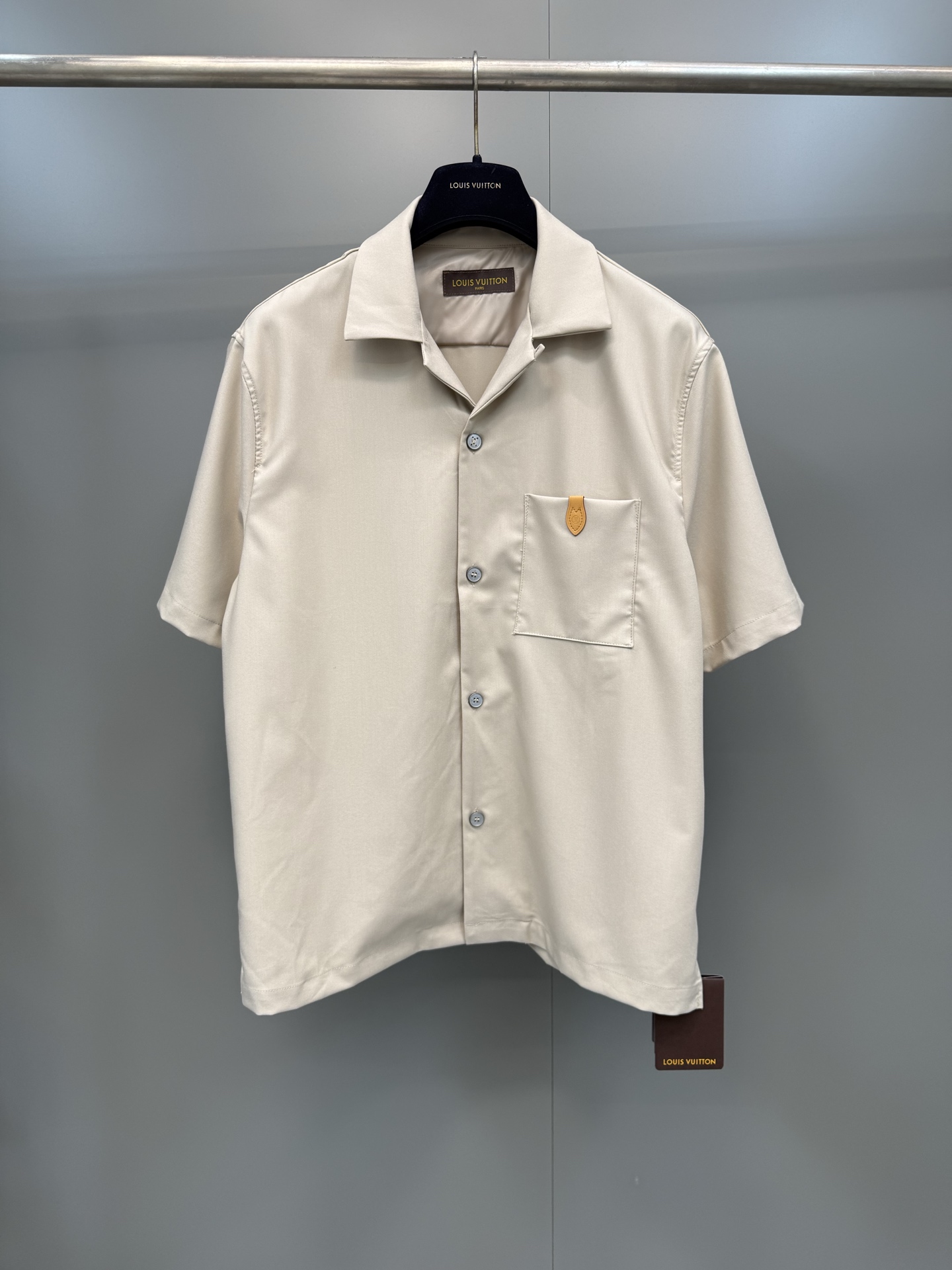 NO:823083,The new Lujia 26SS silk, cotton and velvet blended open-collar short-sleeved shirt. This short-sleeved shirt is made of cotton, mulberry silk and cashmere blended twill fabric, achieving a light and soft touch. The loose drape silhouette is matched with an open-collar design, and the first button is decorated with LV stitching. The chest pocket is embellished  The WN leather logo plate traces back to the brand's hard luggage heritage. This piece of clothing is from the Louis Vuitton Trunk series, which condenses the classic design language of the brand's hard luggage and creates a model for men's wardrobe. Exquisite craftsmanship and exquisite materials complement each other, showing elegance in a calm style, achieving the iconic style of contemporary men's clothing., Louis Vuitton - Clothing, louis vuitton, louis vuitton, louis vuitton, louis vuitton, shirts, T-shirt,19860909新款驴家26SS丝棉绒混纺开领短袖衬衫 本款短袖衬衫取材棉,桑蚕丝与山羊绒混纺斜纹面料,成就轻盈柔润触感.宽松垂坠廓形搭配开领设计,首枚纽扣饰以LV缝线.胸袋点缀 WN皮革标识牌,回溯品牌的硬箱传承.本款服装出自路易威登Trunk系列,凝萃品牌硬箱的经典设计语言,塑造男士衣橱的典范之作.精湛匠艺与考究材质相得益彰,于从容格调之中彰显儒雅,成就当代男装的标志风范.,路易威登-服装,louis vuitton,louis vuitton,louis vuitton,louis vuitton,shirts,T-shirt,,Women's clothing