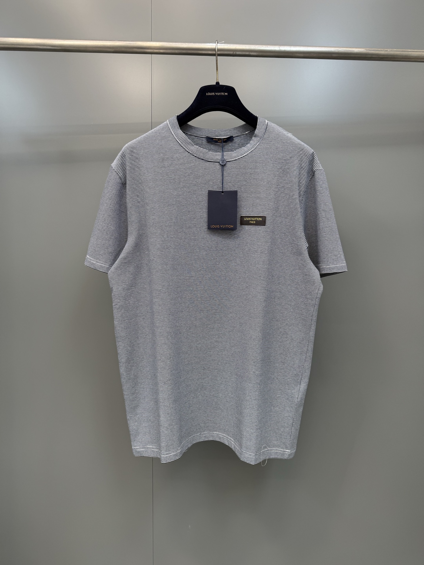 NO:823073,New Lvjia 26 latest slim-fit logo T-shirt This slim-fit logo T-shirt is suitable for creating a college style look. The soft cotton knit creates a lightweight body, and the chest is embellished with Louis Vuitton Paris hot stamping leather patches. The casual and versatile style interprets the layered interest of slim and casual silhouettes., Louis Vuitton-Clothing, louis vuitton, louis vuitton, louis vuitton, louis  vuitton,tees,t-shirt,19860909新款驴家26最新款修身版型标识T恤 本款修身版型标识T恤适于打造学院风造型.柔软棉质针织成就轻盈衣身,胸前点缀Louis Vuitton Paris烫金皮革贴饰.随性百搭风格演绎修身与闲适廓形的层次意趣.,路易威登-服装,louis vuitton,louis vuitton,louis vuitton,louis vuitton,tees，t-shirt,,Women's clothing