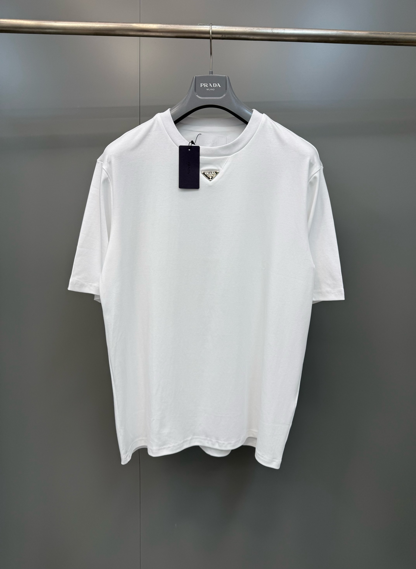 NO:823087,Prada short sleeves with triangular logo on the chest. Made of 60-count long-staple cotton with double-sided mercerized wool processing. The surface feels silky and has a warm and moist luster. The skin feels very comfortable and soft. You can tell how comfortable it is on the upper body. The counter is expensive. Prada-clothing, prada, prada, T-shirt,19860909Prada胸前三角标短袖,面料60支长绒棉十双面丝光蚀毛工艺,手感丝滑表面自带温润光泽,肤感十分舒适柔软,上身就知道多舒服,专柜贵有贵的道理.,普拉达-服装,prada,prada,T-shirt,,Women's clothing