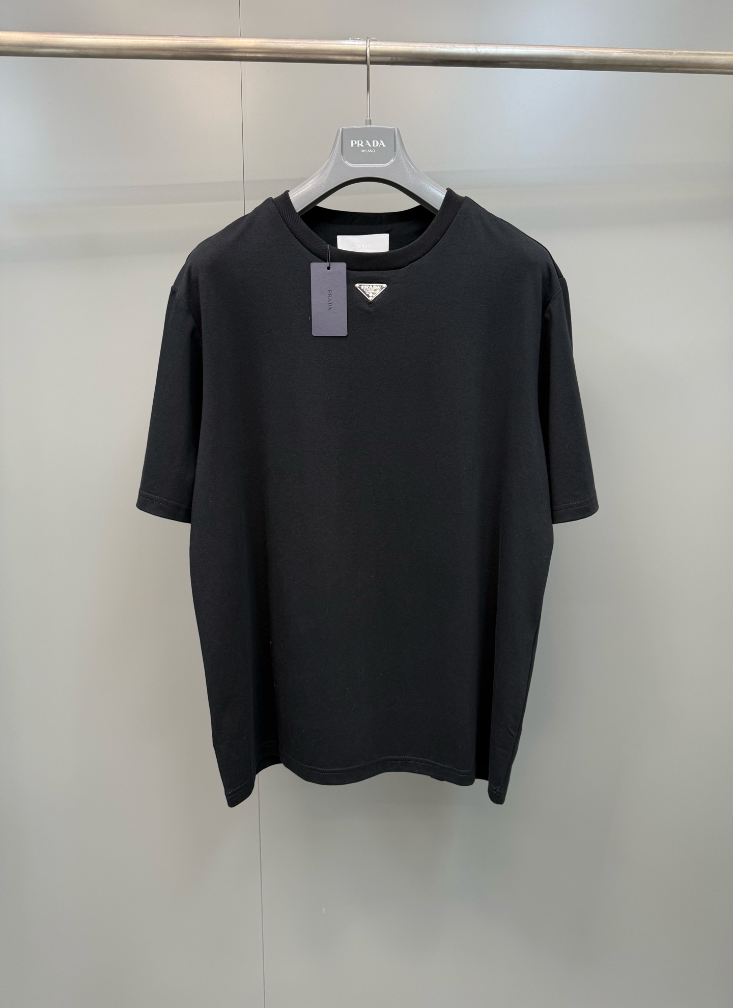 NO:823092,Prada chest triangular logo short-sleeved black T-shirt made of 60-count long-staple cotton with double-sided mercerized wool processing. The surface feels silky and has a warm and moist luster. The skin feels very comfortable and soft. You will know how comfortable it is when you wear it. The reason why the counter is expensive., Prada-clothing, prada, prada, T-shirt,19860909Prada胸前三角标短袖黑T 面料60支长绒棉十双面丝光蚀毛工艺,手感丝滑表面自带温润光泽,肤感十分舒适柔软,上身就知道多舒服,专柜贵有贵的道理.,普拉达-服装,prada,prada,T-shirt,,Women's clothing