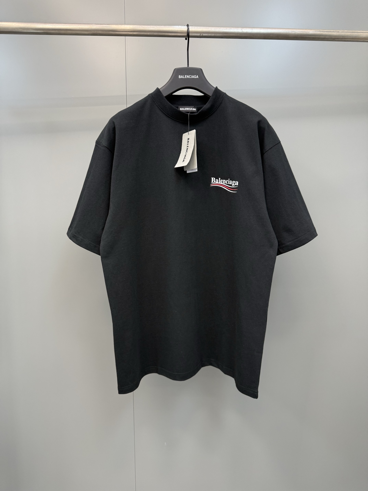 NO:823072,Paris Classic Black Coke Short Sleeve T-Shirt  , Custom-woven and custom-dyed ZP has no color difference, the fabric is pre-shrunk and washed, and the handle is multi-dimensional. Coca-Cola printing is screen printing with thermosetting ink. Custom-woven double yarn neckline threads are dyed in the same cylinder and are narrowed according to the ZP process. The printing is clear and transparent with no burrs. The back shoulder is double-chained.  Line, the latest version and the latest technology, the upper body is stylish and has good texture. Feel free to compare with any version on the market. Balenciaga-clothing, balenciaga, balenciaga, T-shirt, tees, t-shirt,19860909巴黎家经典黑色可乐短袖T恤 ,定织定染ZP无色差,面料做预缩洗水处理,处理手感多维度,可乐印花为热固油墨丝网印,定织双纱领口螺纹同缸染色遵循ZP工艺偏修窄,印花清晰透底纹且无毛边,后肩双链条车线,最新版本最新工艺,上身有型质感好,随意对比任何市面版本.,巴黎世家-服装,balenciaga,balenciaga,T-shirt,tees，t-shirt,,Women's clothing
