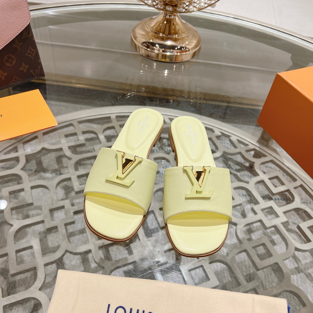 NO:258489,LV | Louis Vuitton 2025 Spring and Summer 2025 New Model Top Version The counter is the latest model, the hard goods are new, the original mold opening hand-made buckle   full of electroplating technology, purchasing level!  Full of high-end feeling!  A popular model from domestic and foreign bloggers, retro and fashionable, beautiful!  Official website main model★ ━━━━━━ t ━━━━━━━━ Material: Imported top layer cowhide Inner: Imported sheepskin Outsole: Original one-to-one open mold Italian genuine leather sole Shoe size: 35-42 (40.41.42 Custom made without return or exchange), slippers, louis vuitton, louis vuitton, slippers, cowhide, sheepskin19860909LV | 路易威登2025 2025春夏新款 顶级版本 专柜主打最新款 硬货上新 原版开模手工包扣 电镀工艺满满的工艺 代购级别！高级感十足！国内外博主刷爆的一款,复古又时髦上脚美炸了！官网主推款★ ━━━━━ t ━━━━━ 材料:进口头层牛皮 内里:进口羊皮 大底:原版一比一开模意大利真皮底  鞋码: 35-42(40.41.42定做不退换),拖鞋,louis vuitton,louis vuitton,slippers,cowhide,sheepskin,Women's Shoes