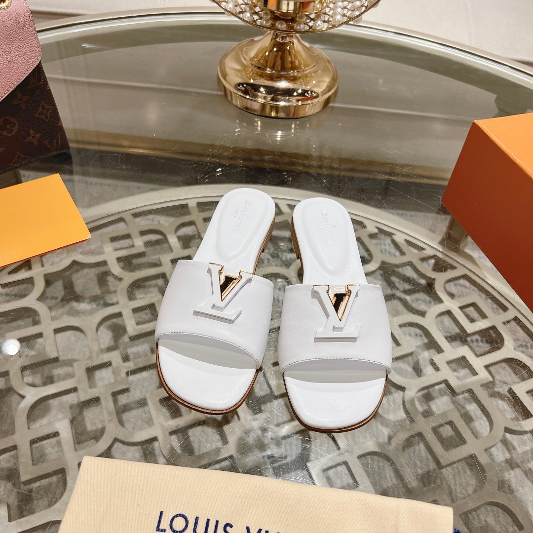 NO:258494,LV | Louis Vuitton 2025 Spring and Summer 2025 New Model Top Version The counter is the latest model, the hard goods are new, the original mold opening hand-made buckle   full of electroplating technology, purchasing level!  Full of high-end feeling!  A popular model from domestic and foreign bloggers, retro and fashionable, beautiful!  Official website main model★ ━━━━━━ t ━━━━━━━━ Material: Imported top layer cowhide Inner: Imported sheepskin Outsole: Original one-to-one open mold Italian genuine leather sole Shoe size: 35-42 (40.41.42 Custom made without return or exchange), slippers, louis vuitton, louis vuitton, slippers, cowhide, sheepskin19860909LV | 路易威登2025  2025春夏新款 顶级版本 专柜主打最新款 硬货上新 原版开模手工包扣 电镀工艺满满的工艺 代购级别！高级感十足！国内外博主刷爆的一款,复古又时髦上脚美炸了！官网主推款★ ━━━━━ t ━━━━━ 材料:进口头层牛皮 内里:进口羊皮 大底:原版一比一开模意大利真皮底  鞋码: 35-42(40.41.42定做不退换),拖鞋,louis vuitton,louis vuitton,slippers,cowhide,sheepskin,Women's Shoes