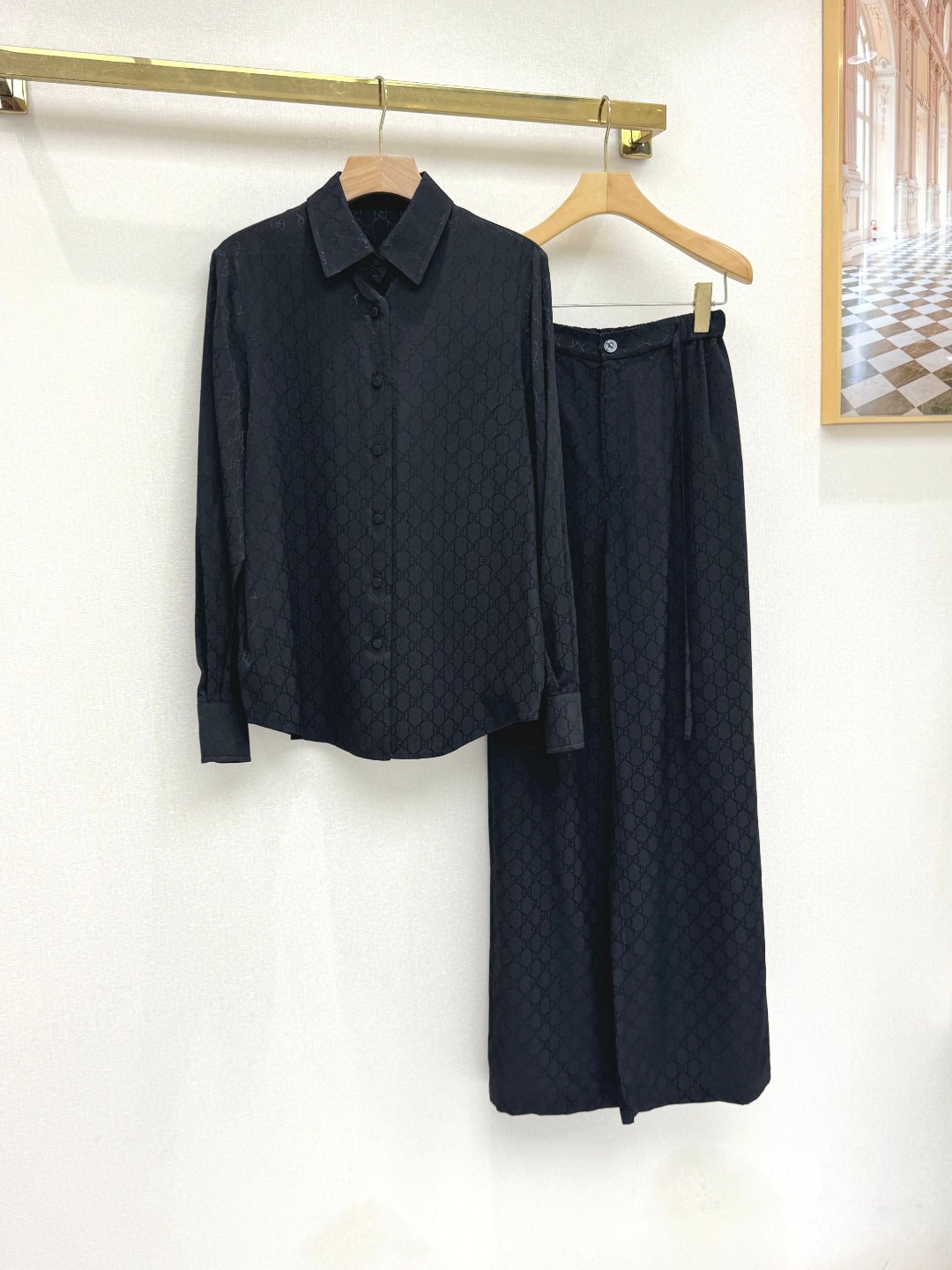NO:861484,GU Jacquard Suit High-end rayon silk, the shiny and matte jacquard patterns alternately change under different angles and light, and the upper body is full of undulating flow!  Whether worn alone or layered together, it can give you a combination of strength and softness in elegance!  Size s-XL 380,Gucci-clothing,gucci,19860909GU提花套装 高订人丝绵,亮面与哑光提花图案在不同角度和光线下交替变换,上身充满起伏的流动感！无论单穿还是内搭都能留给人刚柔并济的优雅！ 尺码s-XL 380,古驰-服装,gucci,,Women's clothing