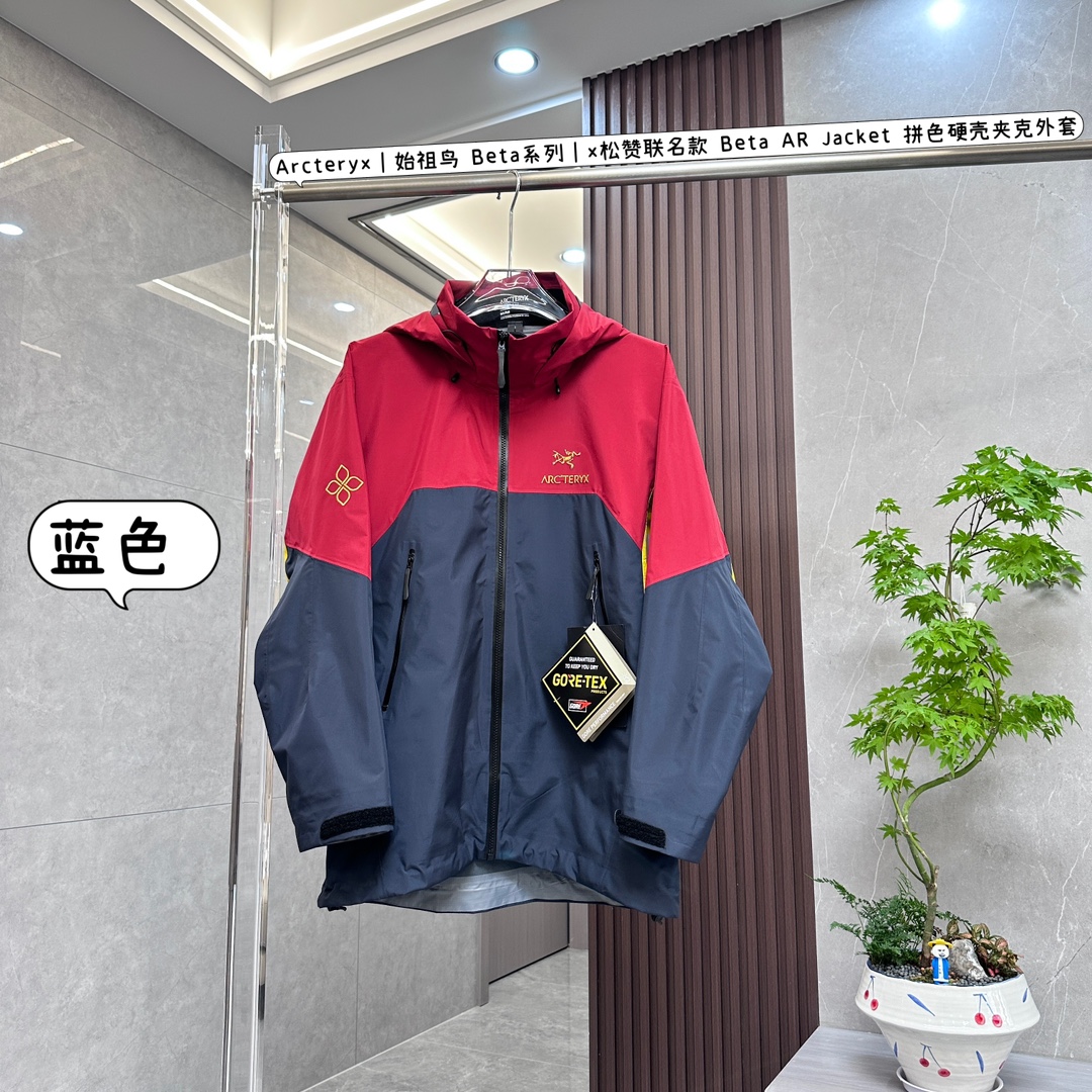 💰300

【W版纯原】 Arcteryx｜始祖鸟 Beta系列｜x松赞联名款 Beta AR Jacket 拼色硬壳夹克外套



始祖鸟与松赞携手开启五年战略合作，以梅里雪山主峰“卡瓦格博”为主题，推出首个联名系列。这款拼色硬壳夹克外套，从当地文化与自然景观中汲取色彩灵感，将象征“土地”的铜砂黄、象征“人”的波尔多红、象征“天空”的深蓝完美融合，赋予了外套独特的文化内涵与视觉魅力。

材质与性能

• 顶级面料：采用N80 3L 40Dx70D GORE - TEX PRO面料，具备卓越的防水、防风和透气性能，无论是狂风暴雨还是高海拔的凛冽寒风，都能为你提供可靠的防护，确保在各种恶劣户外环境中身体始终保持干爽舒适。

• 耐用性强：面料不仅耐磨，而且抗撕裂和穿刺，即使在复杂的野外环境中频繁摩擦、刮蹭，也不易损坏，能够经受住时间和极端环境的考验，陪伴你完成一次次的户外探险。

• 细节工艺：采用窄胶带与微缝技术，密封缝纫产生的孔洞，在提供有效防护的同时，增强了透气性并减轻了重量；高针数缝合工艺，每英寸高达19针，是行业标准的两倍，在保证衣物强度的同时，维持了良好的机动性和舒适性。

功能设计

• 全开式拉链：操作方便，穿脱轻松，即使佩戴手套也能自如使用，方便在户外活动中根据身体状态和天气变化快速调节。

• 可调节袖口与下摆：能够根据实际需求调整松紧，有效阻挡冷风灌入，也可在运动时提供更舒适的穿着体验，适应不同的天气条件和活动场景。

• 兼容头盔的风帽：风帽采用独特设计，内部有立领提供额外保护，可与头盔完美搭配，佩戴头盔时也能保证良好的视野和舒适度，并且能随头部转动，不影响行动。

• 高插手位口袋：口袋位置设计合理，方便在佩戴安全带或腰带时取用物品，兼具实用性与便利性。

• 内置Recco®反射器：关键时刻能为搜索和救援提供帮助，当遇到危险时，救援人员可利用Recco探测器更快速地定位你的位置，为安全增添一份保障。

外观与细节

• 独特拼色：以藏红、藏蓝、姜黄色等为主色调进行拼接，色彩搭配如同寺庙与山川、草原、自然相互交融，充满了浓郁的地域特色，让你在户外脱颖而出的同时，也能感受到与自然的深度连接。

• 精致图案：夹克内侧印有一组由13座山峰汇聚而成的精致图案，寓意着梅里雪山系的广袤无垠，展现了卡瓦格博的巍峨气质，彰显了联名系列的独特性与纪念意义。