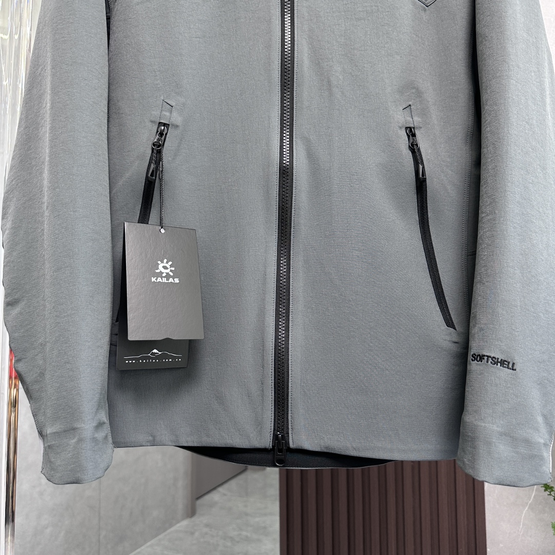 💰280

【H版纯原】凯乐石｜KAILAS M8｜运动户外防风防泼水弹力耐磨徒步连帽软壳夹克

户外爱好者的得力伴侣。以下是它的具体介绍：

• 面料材质

◦ 主布：采用89%锦纶、11%氨纶，配布为90%锦纶、10%氨纶，袖底则是88%锦纶、12%氨纶，具备出色的柔韧性与耐用性。

◦ 部分型号：融入CORDURA军用耐磨面料，强度高，耐久性好，抗风又拒水，弹力也恰到好处。

• 功能特性

◦ 防风出色：运用防风面料与特殊工艺，如同坚固盾牌，有效阻挡大风，减少冷风灌入。

◦ 防泼水性：具备优秀的防泼水功能，能轻松应对小雨和雾气天气，短时间内让雨水难以渗透。

◦ 透气干爽：面料透气性上佳，运动时可使汗液和热气迅速排出，时刻保持身体干爽舒适。

◦ 活动自如：3D立体剪裁、腋下一片式及3D弯袖设计，充分满足120°到160°抬手幅度，运动无拘无束。

◦ 细节贴心：马蹄形袖口设计，能减少冷风灌入，还可贴合手腕运动；配备可调节风帽与高位口袋，既防止冷风进入，又方便取用装备。

• 适用场景

◦ 户外徒步：无论是穿越丛林还是攀爬岩石，其防风、防水、透气、耐磨的特性，都能轻松应对各种复杂地形与天气。

◦ 城市骑行：简约时尚的款式，多样的颜色，穿着骑行能彰显个性，面料的弹性与透气性，让骑行更加轻松惬意。

◦ 露营野炊：保暖性能可抵御夜晚郊外的丝丝凉意，防水性能能应对露水或水渍，让你在露营时时刻保持干爽温暖。

◦ 日常通勤：外观简约大方，能与多种日常服饰完美搭配，上班、逛街、出行穿着，都舒适又得体。