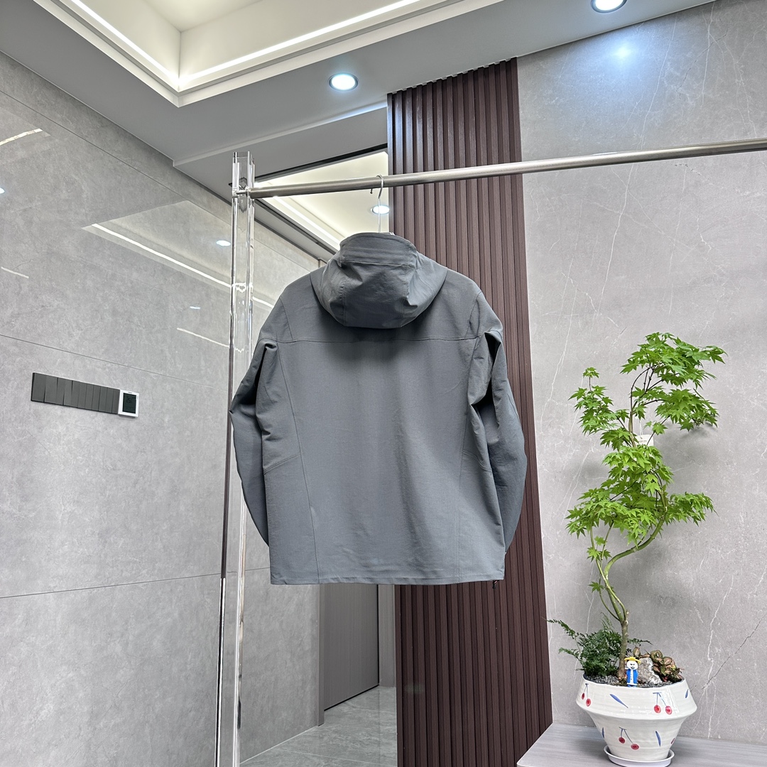 💰280

【H版纯原】凯乐石｜KAILAS M8｜运动户外防风防泼水弹力耐磨徒步连帽软壳夹克

户外爱好者的得力伴侣。以下是它的具体介绍：

• 面料材质

◦ 主布：采用89%锦纶、11%氨纶，配布为90%锦纶、10%氨纶，袖底则是88%锦纶、12%氨纶，具备出色的柔韧性与耐用性。

◦ 部分型号：融入CORDURA军用耐磨面料，强度高，耐久性好，抗风又拒水，弹力也恰到好处。

• 功能特性

◦ 防风出色：运用防风面料与特殊工艺，如同坚固盾牌，有效阻挡大风，减少冷风灌入。

◦ 防泼水性：具备优秀的防泼水功能，能轻松应对小雨和雾气天气，短时间内让雨水难以渗透。

◦ 透气干爽：面料透气性上佳，运动时可使汗液和热气迅速排出，时刻保持身体干爽舒适。

◦ 活动自如：3D立体剪裁、腋下一片式及3D弯袖设计，充分满足120°到160°抬手幅度，运动无拘无束。

◦ 细节贴心：马蹄形袖口设计，能减少冷风灌入，还可贴合手腕运动；配备可调节风帽与高位口袋，既防止冷风进入，又方便取用装备。

• 适用场景

◦ 户外徒步：无论是穿越丛林还是攀爬岩石，其防风、防水、透气、耐磨的特性，都能轻松应对各种复杂地形与天气。

◦ 城市骑行：简约时尚的款式，多样的颜色，穿着骑行能彰显个性，面料的弹性与透气性，让骑行更加轻松惬意。

◦ 露营野炊：保暖性能可抵御夜晚郊外的丝丝凉意，防水性能能应对露水或水渍，让你在露营时时刻保持干爽温暖。

◦ 日常通勤：外观简约大方，能与多种日常服饰完美搭配，上班、逛街、出行穿着，都舒适又得体。