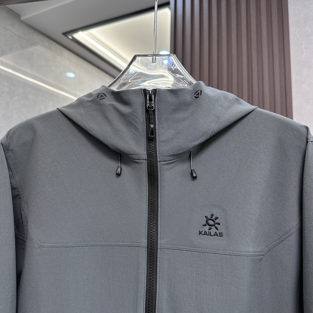 💰280

【H版纯原】凯乐石｜KAILAS M8｜运动户外防风防泼水弹力耐磨徒步连帽软壳夹克

户外爱好者的得力伴侣。以下是它的具体介绍：

• 面料材质

◦ 主布：采用89%锦纶、11%氨纶，配布为90%锦纶、10%氨纶，袖底则是88%锦纶、12%氨纶，具备出色的柔韧性与耐用性。

◦ 部分型号：融入CORDURA军用耐磨面料，强度高，耐久性好，抗风又拒水，弹力也恰到好处。

• 功能特性

◦ 防风出色：运用防风面料与特殊工艺，如同坚固盾牌，有效阻挡大风，减少冷风灌入。

◦ 防泼水性：具备优秀的防泼水功能，能轻松应对小雨和雾气天气，短时间内让雨水难以渗透。

◦ 透气干爽：面料透气性上佳，运动时可使汗液和热气迅速排出，时刻保持身体干爽舒适。

◦ 活动自如：3D立体剪裁、腋下一片式及3D弯袖设计，充分满足120°到160°抬手幅度，运动无拘无束。

◦ 细节贴心：马蹄形袖口设计，能减少冷风灌入，还可贴合手腕运动；配备可调节风帽与高位口袋，既防止冷风进入，又方便取用装备。

• 适用场景

◦ 户外徒步：无论是穿越丛林还是攀爬岩石，其防风、防水、透气、耐磨的特性，都能轻松应对各种复杂地形与天气。

◦ 城市骑行：简约时尚的款式，多样的颜色，穿着骑行能彰显个性，面料的弹性与透气性，让骑行更加轻松惬意。

◦ 露营野炊：保暖性能可抵御夜晚郊外的丝丝凉意，防水性能能应对露水或水渍，让你在露营时时刻保持干爽温暖。

◦ 日常通勤：外观简约大方，能与多种日常服饰完美搭配，上班、逛街、出行穿着，都舒适又得体。