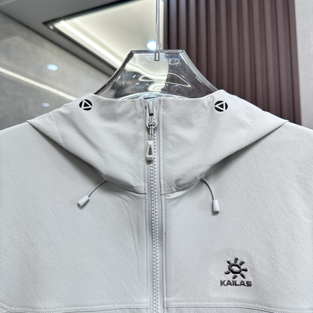 💰280

【H版纯原】凯乐石｜KAILAS M8｜运动户外防风防泼水弹力耐磨徒步连帽软壳夹克

户外爱好者的得力伴侣。以下是它的具体介绍：

• 面料材质

◦ 主布：采用89%锦纶、11%氨纶，配布为90%锦纶、10%氨纶，袖底则是88%锦纶、12%氨纶，具备出色的柔韧性与耐用性。

◦ 部分型号：融入CORDURA军用耐磨面料，强度高，耐久性好，抗风又拒水，弹力也恰到好处。

• 功能特性

◦ 防风出色：运用防风面料与特殊工艺，如同坚固盾牌，有效阻挡大风，减少冷风灌入。

◦ 防泼水性：具备优秀的防泼水功能，能轻松应对小雨和雾气天气，短时间内让雨水难以渗透。

◦ 透气干爽：面料透气性上佳，运动时可使汗液和热气迅速排出，时刻保持身体干爽舒适。

◦ 活动自如：3D立体剪裁、腋下一片式及3D弯袖设计，充分满足120°到160°抬手幅度，运动无拘无束。

◦ 细节贴心：马蹄形袖口设计，能减少冷风灌入，还可贴合手腕运动；配备可调节风帽与高位口袋，既防止冷风进入，又方便取用装备。

• 适用场景

◦ 户外徒步：无论是穿越丛林还是攀爬岩石，其防风、防水、透气、耐磨的特性，都能轻松应对各种复杂地形与天气。

◦ 城市骑行：简约时尚的款式，多样的颜色，穿着骑行能彰显个性，面料的弹性与透气性，让骑行更加轻松惬意。

◦ 露营野炊：保暖性能可抵御夜晚郊外的丝丝凉意，防水性能能应对露水或水渍，让你在露营时时刻保持干爽温暖。

◦ 日常通勤：外观简约大方，能与多种日常服饰完美搭配，上班、逛街、出行穿着，都舒适又得体。