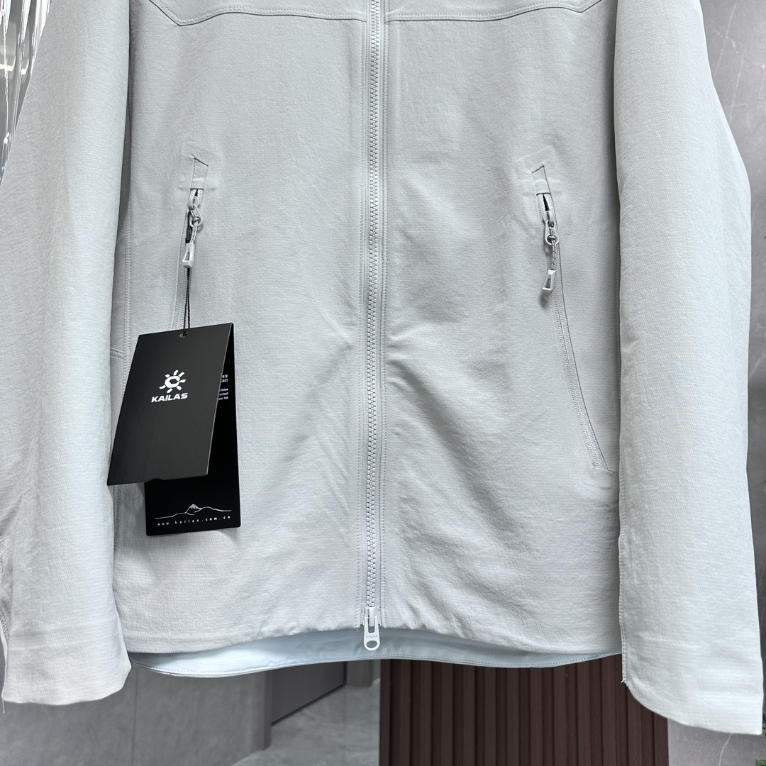 💰280

【H版纯原】凯乐石｜KAILAS M8｜运动户外防风防泼水弹力耐磨徒步连帽软壳夹克

户外爱好者的得力伴侣。以下是它的具体介绍：

• 面料材质

◦ 主布：采用89%锦纶、11%氨纶，配布为90%锦纶、10%氨纶，袖底则是88%锦纶、12%氨纶，具备出色的柔韧性与耐用性。

◦ 部分型号：融入CORDURA军用耐磨面料，强度高，耐久性好，抗风又拒水，弹力也恰到好处。

• 功能特性

◦ 防风出色：运用防风面料与特殊工艺，如同坚固盾牌，有效阻挡大风，减少冷风灌入。

◦ 防泼水性：具备优秀的防泼水功能，能轻松应对小雨和雾气天气，短时间内让雨水难以渗透。

◦ 透气干爽：面料透气性上佳，运动时可使汗液和热气迅速排出，时刻保持身体干爽舒适。

◦ 活动自如：3D立体剪裁、腋下一片式及3D弯袖设计，充分满足120°到160°抬手幅度，运动无拘无束。

◦ 细节贴心：马蹄形袖口设计，能减少冷风灌入，还可贴合手腕运动；配备可调节风帽与高位口袋，既防止冷风进入，又方便取用装备。

• 适用场景

◦ 户外徒步：无论是穿越丛林还是攀爬岩石，其防风、防水、透气、耐磨的特性，都能轻松应对各种复杂地形与天气。

◦ 城市骑行：简约时尚的款式，多样的颜色，穿着骑行能彰显个性，面料的弹性与透气性，让骑行更加轻松惬意。

◦ 露营野炊：保暖性能可抵御夜晚郊外的丝丝凉意，防水性能能应对露水或水渍，让你在露营时时刻保持干爽温暖。

◦ 日常通勤：外观简约大方，能与多种日常服饰完美搭配，上班、逛街、出行穿着，都舒适又得体。