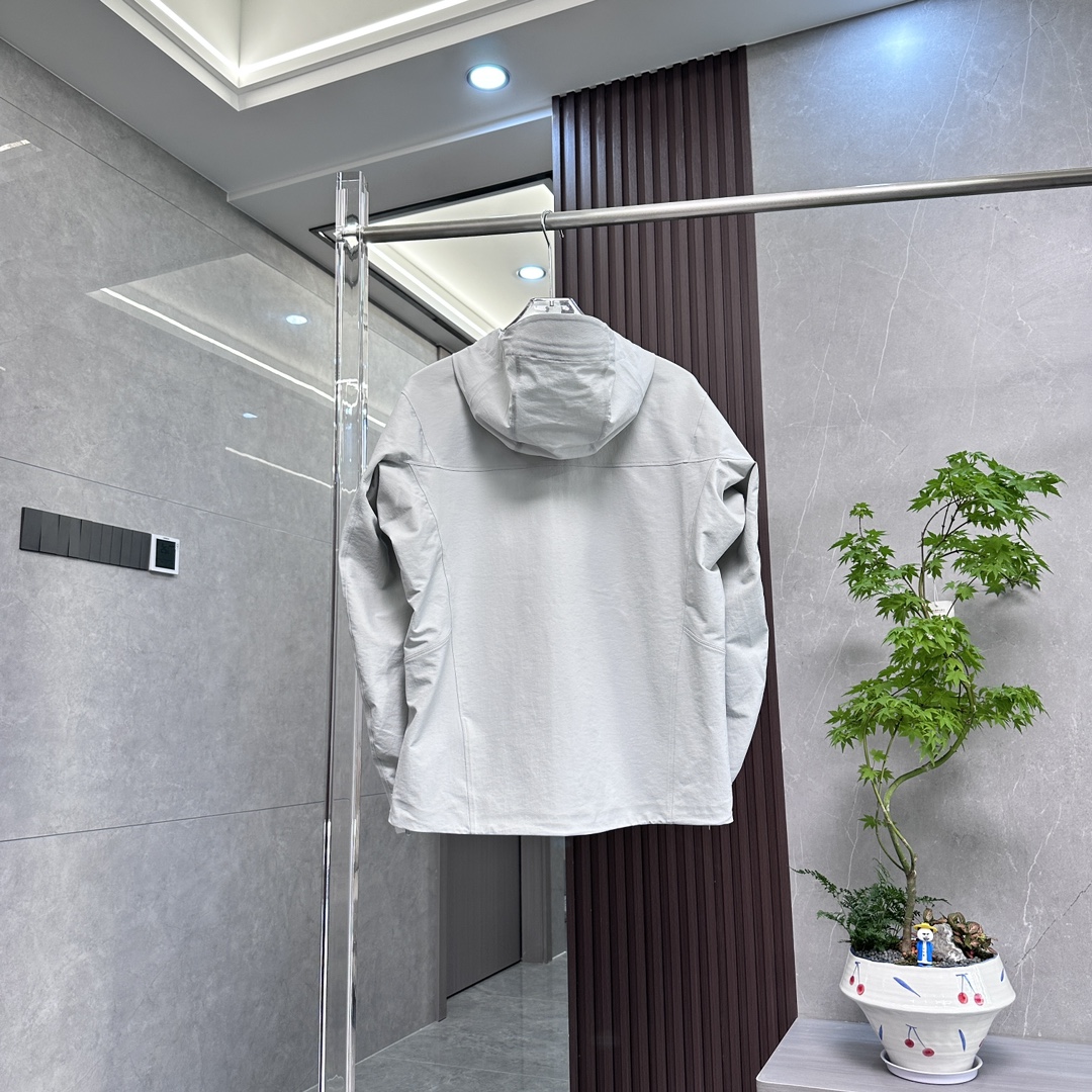 💰280

【H版纯原】凯乐石｜KAILAS M8｜运动户外防风防泼水弹力耐磨徒步连帽软壳夹克

户外爱好者的得力伴侣。以下是它的具体介绍：

• 面料材质

◦ 主布：采用89%锦纶、11%氨纶，配布为90%锦纶、10%氨纶，袖底则是88%锦纶、12%氨纶，具备出色的柔韧性与耐用性。

◦ 部分型号：融入CORDURA军用耐磨面料，强度高，耐久性好，抗风又拒水，弹力也恰到好处。

• 功能特性

◦ 防风出色：运用防风面料与特殊工艺，如同坚固盾牌，有效阻挡大风，减少冷风灌入。

◦ 防泼水性：具备优秀的防泼水功能，能轻松应对小雨和雾气天气，短时间内让雨水难以渗透。

◦ 透气干爽：面料透气性上佳，运动时可使汗液和热气迅速排出，时刻保持身体干爽舒适。

◦ 活动自如：3D立体剪裁、腋下一片式及3D弯袖设计，充分满足120°到160°抬手幅度，运动无拘无束。

◦ 细节贴心：马蹄形袖口设计，能减少冷风灌入，还可贴合手腕运动；配备可调节风帽与高位口袋，既防止冷风进入，又方便取用装备。

• 适用场景

◦ 户外徒步：无论是穿越丛林还是攀爬岩石，其防风、防水、透气、耐磨的特性，都能轻松应对各种复杂地形与天气。

◦ 城市骑行：简约时尚的款式，多样的颜色，穿着骑行能彰显个性，面料的弹性与透气性，让骑行更加轻松惬意。

◦ 露营野炊：保暖性能可抵御夜晚郊外的丝丝凉意，防水性能能应对露水或水渍，让你在露营时时刻保持干爽温暖。

◦ 日常通勤：外观简约大方，能与多种日常服饰完美搭配，上班、逛街、出行穿着，都舒适又得体。