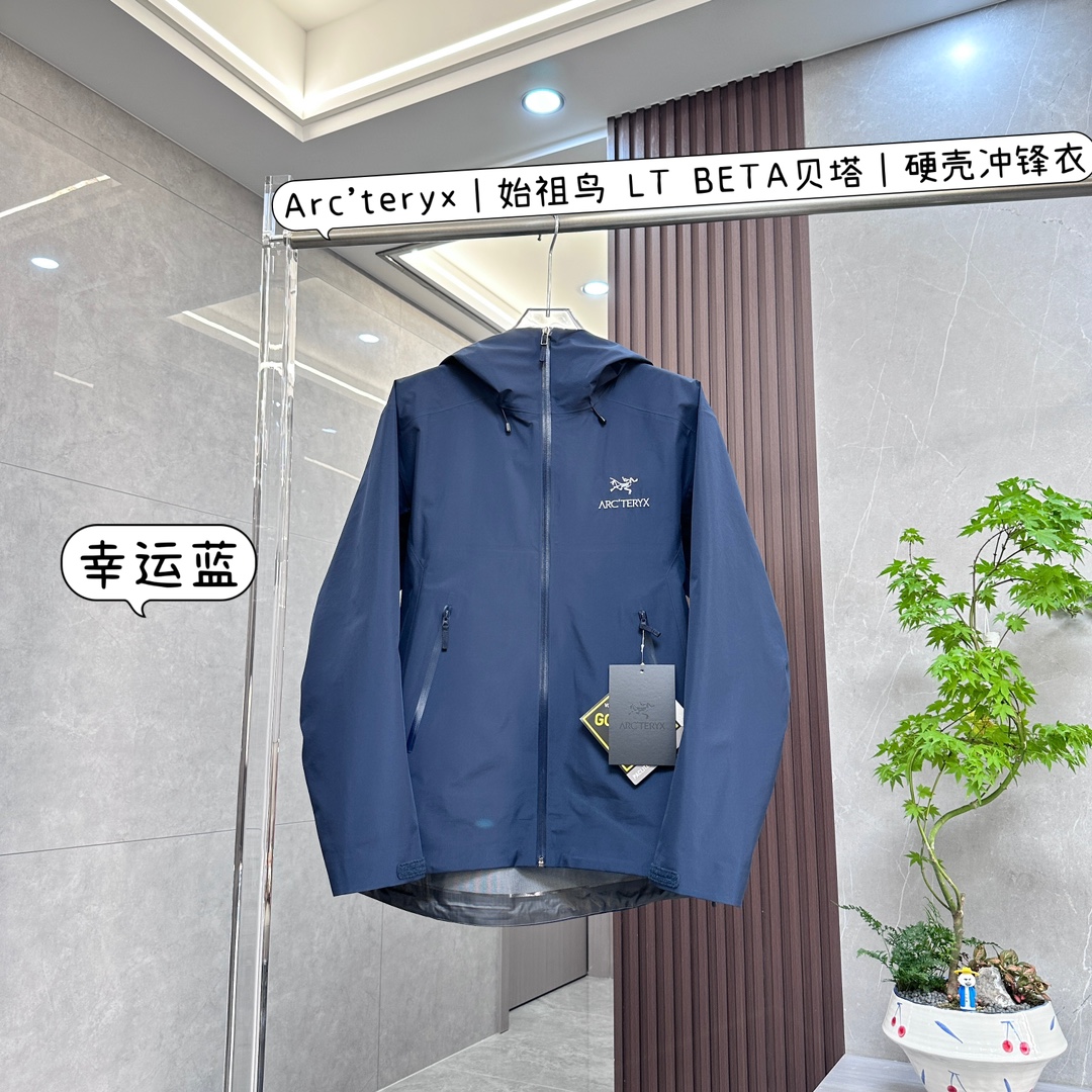 高端 有量有价
Arc'teryx｜始祖鸟 LT BETA贝塔硬壳冲锋衣

是户外功能与时尚设计完美融合的卓越之作：

• 顶级面料，卓越防护

◦ 防水防风透气：采用先进的GORE-TEX面料，具备卓越的防水、防风和透气性能，无论是倾盆大雨还是凛冽狂风，都能为你提供可靠保护，让你在户外保持干爽舒适。

◦ 环保认证：使用的面料符合Blue Sign®标准，在保证性能的同时，更注重环保，减少对环境的影响。

• 人体工程学设计，舒适自如

◦ 3D立体剪裁：依据人体工程学原理，采用3D立体剪裁工艺，精准贴合身体曲线，无论是攀爬、徒步还是其他户外活动，都能让你感受到零束缚的自由，活动更加自如。

◦ 细节之处见匠心：头盔兼容的Storm Hood™风暴帽，能在不影响视线的前提下提供全面覆盖保护，可调节设计能适配不同头盔；设有腋下拉链，方便快速通风散热；还有DWR防泼水处理、微绒面下巴防护、可调节袖口和下摆等设计，为你带来极致舒适体验。

• 简约时尚，百搭出众

◦ 简约风格：整体设计简约大方，没有过多繁琐的装饰，展现出始祖鸟一贯的高端时尚品味，轻松搭配各种户外或日常服装。

◦ 色彩多样：提供多种经典颜色选择，满足不同个性需求，无论是低调的黑色、灰色，还是醒目的亮色，都能让你在户外成为焦点。

• 品质卓越，经久耐用

◦ 精湛工艺：始祖鸟以其精湛的制作工艺闻名，这款冲锋衣也不例外。细致的缝线、牢固的拉链以及高品质的材质，确保了产品的耐用性，能够陪伴你度过无数次户外探险。

◦ 品牌保障：作为户外装备领域的知名品牌，始祖鸟一直以来都以高品质和卓越性能著称，选择LT BETA贝塔硬壳冲锋衣，就是选择了可靠和专业。