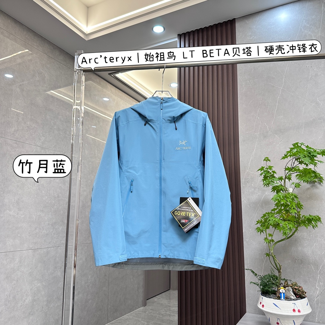 高端 有量有价
Arc'teryx｜始祖鸟 LT BETA贝塔硬壳冲锋衣

是户外功能与时尚设计完美融合的卓越之作：

• 顶级面料，卓越防护

◦ 防水防风透气：采用先进的GORE-TEX面料，具备卓越的防水、防风和透气性能，无论是倾盆大雨还是凛冽狂风，都能为你提供可靠保护，让你在户外保持干爽舒适。

◦ 环保认证：使用的面料符合Blue Sign®标准，在保证性能的同时，更注重环保，减少对环境的影响。

• 人体工程学设计，舒适自如

◦ 3D立体剪裁：依据人体工程学原理，采用3D立体剪裁工艺，精准贴合身体曲线，无论是攀爬、徒步还是其他户外活动，都能让你感受到零束缚的自由，活动更加自如。

◦ 细节之处见匠心：头盔兼容的Storm Hood™风暴帽，能在不影响视线的前提下提供全面覆盖保护，可调节设计能适配不同头盔；设有腋下拉链，方便快速通风散热；还有DWR防泼水处理、微绒面下巴防护、可调节袖口和下摆等设计，为你带来极致舒适体验。

• 简约时尚，百搭出众

◦ 简约风格：整体设计简约大方，没有过多繁琐的装饰，展现出始祖鸟一贯的高端时尚品味，轻松搭配各种户外或日常服装。

◦ 色彩多样：提供多种经典颜色选择，满足不同个性需求，无论是低调的黑色、灰色，还是醒目的亮色，都能让你在户外成为焦点。

• 品质卓越，经久耐用

◦ 精湛工艺：始祖鸟以其精湛的制作工艺闻名，这款冲锋衣也不例外。细致的缝线、牢固的拉链以及高品质的材质，确保了产品的耐用性，能够陪伴你度过无数次户外探险。

◦ 品牌保障：作为户外装备领域的知名品牌，始祖鸟一直以来都以高品质和卓越性能著称，选择LT BETA贝塔硬壳冲锋衣，就是选择了可靠和专业。