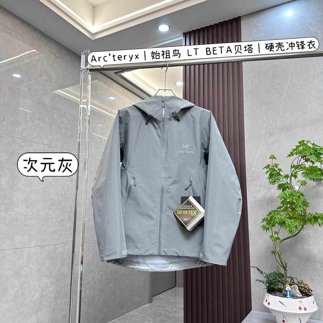 高端 有量有价
Arc'teryx｜始祖鸟 LT BETA贝塔硬壳冲锋衣

是户外功能与时尚设计完美融合的卓越之作：

• 顶级面料，卓越防护

◦ 防水防风透气：采用先进的GORE-TEX面料，具备卓越的防水、防风和透气性能，无论是倾盆大雨还是凛冽狂风，都能为你提供可靠保护，让你在户外保持干爽舒适。

◦ 环保认证：使用的面料符合Blue Sign®标准，在保证性能的同时，更注重环保，减少对环境的影响。

• 人体工程学设计，舒适自如

◦ 3D立体剪裁：依据人体工程学原理，采用3D立体剪裁工艺，精准贴合身体曲线，无论是攀爬、徒步还是其他户外活动，都能让你感受到零束缚的自由，活动更加自如。

◦ 细节之处见匠心：头盔兼容的Storm Hood™风暴帽，能在不影响视线的前提下提供全面覆盖保护，可调节设计能适配不同头盔；设有腋下拉链，方便快速通风散热；还有DWR防泼水处理、微绒面下巴防护、可调节袖口和下摆等设计，为你带来极致舒适体验。

• 简约时尚，百搭出众

◦ 简约风格：整体设计简约大方，没有过多繁琐的装饰，展现出始祖鸟一贯的高端时尚品味，轻松搭配各种户外或日常服装。

◦ 色彩多样：提供多种经典颜色选择，满足不同个性需求，无论是低调的黑色、灰色，还是醒目的亮色，都能让你在户外成为焦点。

• 品质卓越，经久耐用

◦ 精湛工艺：始祖鸟以其精湛的制作工艺闻名，这款冲锋衣也不例外。细致的缝线、牢固的拉链以及高品质的材质，确保了产品的耐用性，能够陪伴你度过无数次户外探险。

◦ 品牌保障：作为户外装备领域的知名品牌，始祖鸟一直以来都以高品质和卓越性能著称，选择LT BETA贝塔硬壳冲锋衣，就是选择了可靠和专业。