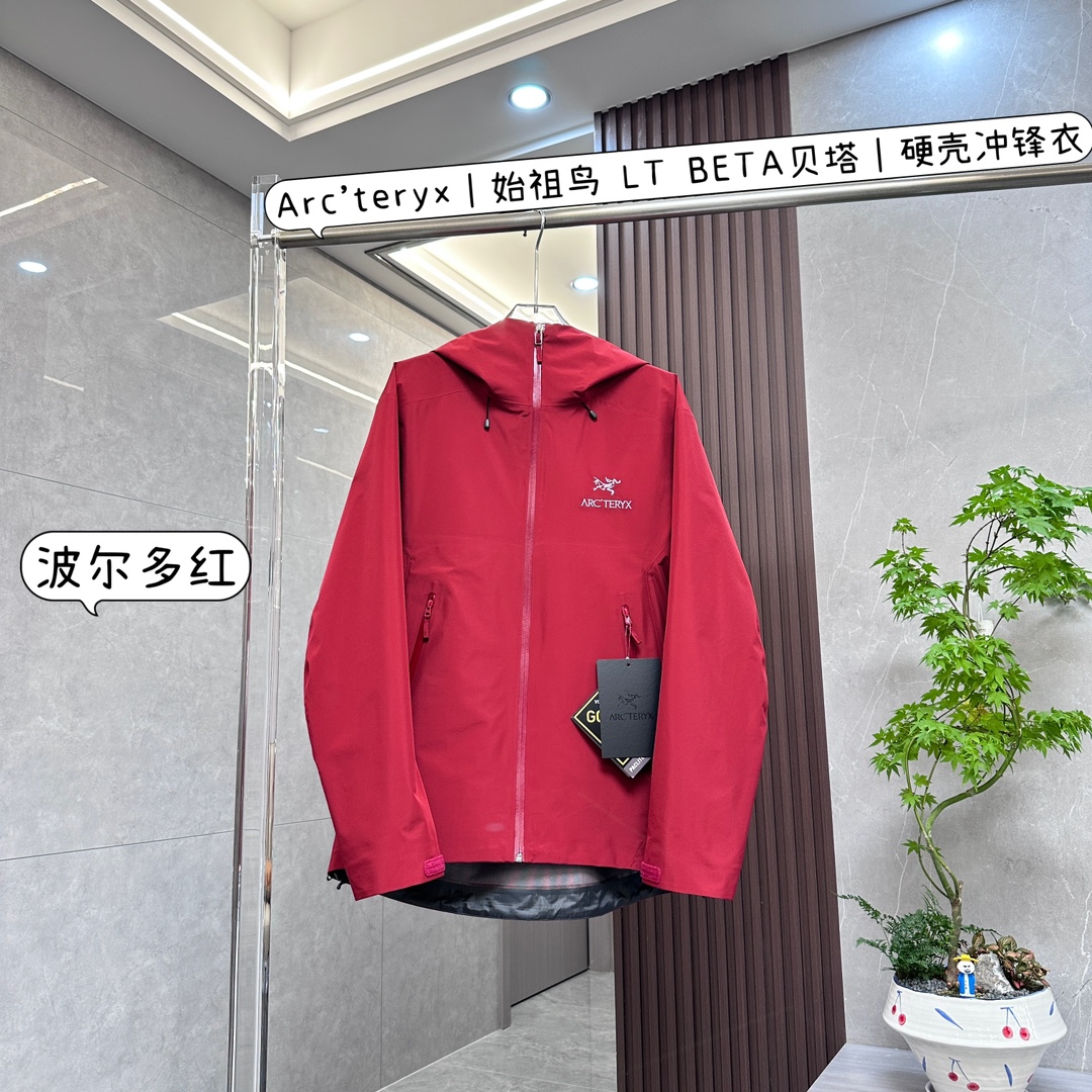 高端 有量有价
Arc'teryx｜始祖鸟 LT BETA贝塔硬壳冲锋衣

是户外功能与时尚设计完美融合的卓越之作：

• 顶级面料，卓越防护

◦ 防水防风透气：采用先进的GORE-TEX面料，具备卓越的防水、防风和透气性能，无论是倾盆大雨还是凛冽狂风，都能为你提供可靠保护，让你在户外保持干爽舒适。

◦ 环保认证：使用的面料符合Blue Sign®标准，在保证性能的同时，更注重环保，减少对环境的影响。

• 人体工程学设计，舒适自如

◦ 3D立体剪裁：依据人体工程学原理，采用3D立体剪裁工艺，精准贴合身体曲线，无论是攀爬、徒步还是其他户外活动，都能让你感受到零束缚的自由，活动更加自如。

◦ 细节之处见匠心：头盔兼容的Storm Hood™风暴帽，能在不影响视线的前提下提供全面覆盖保护，可调节设计能适配不同头盔；设有腋下拉链，方便快速通风散热；还有DWR防泼水处理、微绒面下巴防护、可调节袖口和下摆等设计，为你带来极致舒适体验。

• 简约时尚，百搭出众

◦ 简约风格：整体设计简约大方，没有过多繁琐的装饰，展现出始祖鸟一贯的高端时尚品味，轻松搭配各种户外或日常服装。

◦ 色彩多样：提供多种经典颜色选择，满足不同个性需求，无论是低调的黑色、灰色，还是醒目的亮色，都能让你在户外成为焦点。

• 品质卓越，经久耐用

◦ 精湛工艺：始祖鸟以其精湛的制作工艺闻名，这款冲锋衣也不例外。细致的缝线、牢固的拉链以及高品质的材质，确保了产品的耐用性，能够陪伴你度过无数次户外探险。

◦ 品牌保障：作为户外装备领域的知名品牌，始祖鸟一直以来都以高品质和卓越性能著称，选择LT BETA贝塔硬壳冲锋衣，就是选择了可靠和专业。