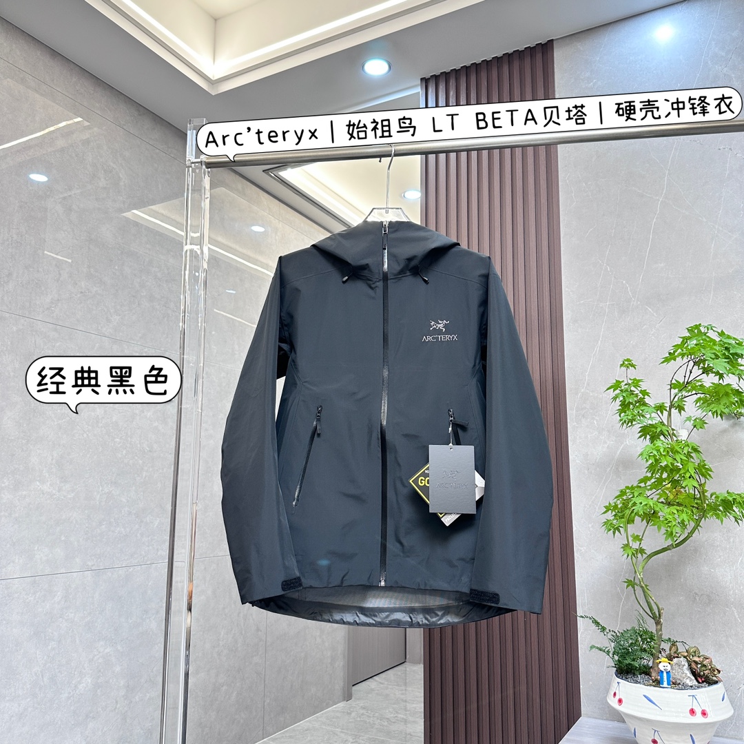高端 有量有价
Arc'teryx｜始祖鸟 LT BETA贝塔硬壳冲锋衣

是户外功能与时尚设计完美融合的卓越之作：

• 顶级面料，卓越防护

◦ 防水防风透气：采用先进的GORE-TEX面料，具备卓越的防水、防风和透气性能，无论是倾盆大雨还是凛冽狂风，都能为你提供可靠保护，让你在户外保持干爽舒适。

◦ 环保认证：使用的面料符合Blue Sign®标准，在保证性能的同时，更注重环保，减少对环境的影响。

• 人体工程学设计，舒适自如

◦ 3D立体剪裁：依据人体工程学原理，采用3D立体剪裁工艺，精准贴合身体曲线，无论是攀爬、徒步还是其他户外活动，都能让你感受到零束缚的自由，活动更加自如。

◦ 细节之处见匠心：头盔兼容的Storm Hood™风暴帽，能在不影响视线的前提下提供全面覆盖保护，可调节设计能适配不同头盔；设有腋下拉链，方便快速通风散热；还有DWR防泼水处理、微绒面下巴防护、可调节袖口和下摆等设计，为你带来极致舒适体验。

• 简约时尚，百搭出众

◦ 简约风格：整体设计简约大方，没有过多繁琐的装饰，展现出始祖鸟一贯的高端时尚品味，轻松搭配各种户外或日常服装。

◦ 色彩多样：提供多种经典颜色选择，满足不同个性需求，无论是低调的黑色、灰色，还是醒目的亮色，都能让你在户外成为焦点。

• 品质卓越，经久耐用

◦ 精湛工艺：始祖鸟以其精湛的制作工艺闻名，这款冲锋衣也不例外。细致的缝线、牢固的拉链以及高品质的材质，确保了产品的耐用性，能够陪伴你度过无数次户外探险。

◦ 品牌保障：作为户外装备领域的知名品牌，始祖鸟一直以来都以高品质和卓越性能著称，选择LT BETA贝塔硬壳冲锋衣，就是选择了可靠和专业。