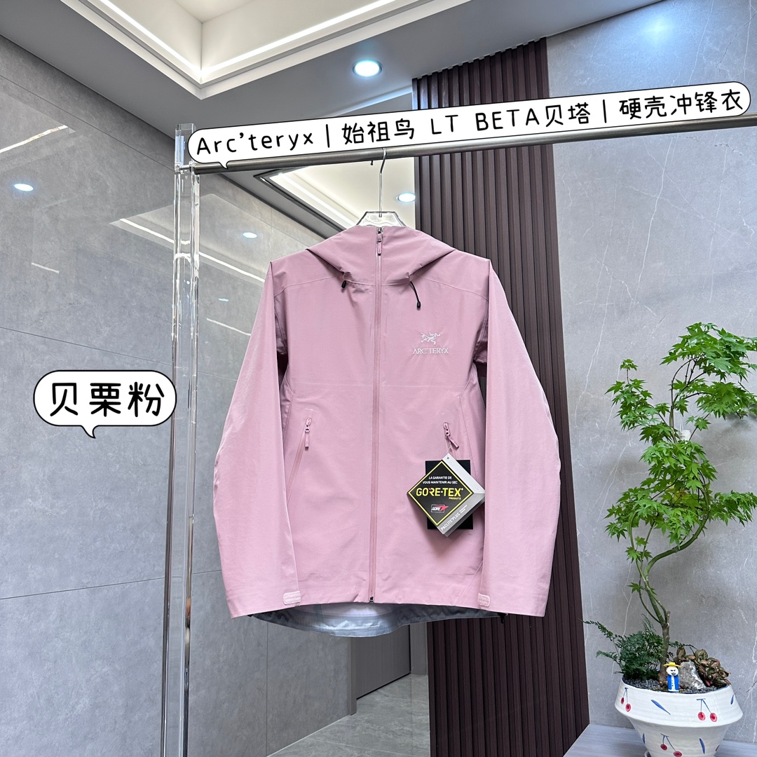 高端 有量有价
Arc'teryx｜始祖鸟 LT BETA贝塔硬壳冲锋衣

是户外功能与时尚设计完美融合的卓越之作：

• 顶级面料，卓越防护

◦ 防水防风透气：采用先进的GORE-TEX面料，具备卓越的防水、防风和透气性能，无论是倾盆大雨还是凛冽狂风，都能为你提供可靠保护，让你在户外保持干爽舒适。

◦ 环保认证：使用的面料符合Blue Sign®标准，在保证性能的同时，更注重环保，减少对环境的影响。

• 人体工程学设计，舒适自如

◦ 3D立体剪裁：依据人体工程学原理，采用3D立体剪裁工艺，精准贴合身体曲线，无论是攀爬、徒步还是其他户外活动，都能让你感受到零束缚的自由，活动更加自如。

◦ 细节之处见匠心：头盔兼容的Storm Hood™风暴帽，能在不影响视线的前提下提供全面覆盖保护，可调节设计能适配不同头盔；设有腋下拉链，方便快速通风散热；还有DWR防泼水处理、微绒面下巴防护、可调节袖口和下摆等设计，为你带来极致舒适体验。

• 简约时尚，百搭出众

◦ 简约风格：整体设计简约大方，没有过多繁琐的装饰，展现出始祖鸟一贯的高端时尚品味，轻松搭配各种户外或日常服装。

◦ 色彩多样：提供多种经典颜色选择，满足不同个性需求，无论是低调的黑色、灰色，还是醒目的亮色，都能让你在户外成为焦点。

• 品质卓越，经久耐用

◦ 精湛工艺：始祖鸟以其精湛的制作工艺闻名，这款冲锋衣也不例外。细致的缝线、牢固的拉链以及高品质的材质，确保了产品的耐用性，能够陪伴你度过无数次户外探险。

◦ 品牌保障：作为户外装备领域的知名品牌，始祖鸟一直以来都以高品质和卓越性能著称，选择LT BETA贝塔硬壳冲锋衣，就是选择了可靠和专业。