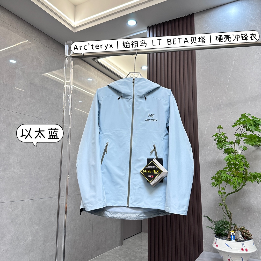 高端 有量有价
Arc'teryx｜始祖鸟 LT BETA贝塔硬壳冲锋衣

是户外功能与时尚设计完美融合的卓越之作：

• 顶级面料，卓越防护

◦ 防水防风透气：采用先进的GORE-TEX面料，具备卓越的防水、防风和透气性能，无论是倾盆大雨还是凛冽狂风，都能为你提供可靠保护，让你在户外保持干爽舒适。

◦ 环保认证：使用的面料符合Blue Sign®标准，在保证性能的同时，更注重环保，减少对环境的影响。

• 人体工程学设计，舒适自如

◦ 3D立体剪裁：依据人体工程学原理，采用3D立体剪裁工艺，精准贴合身体曲线，无论是攀爬、徒步还是其他户外活动，都能让你感受到零束缚的自由，活动更加自如。

◦ 细节之处见匠心：头盔兼容的Storm Hood™风暴帽，能在不影响视线的前提下提供全面覆盖保护，可调节设计能适配不同头盔；设有腋下拉链，方便快速通风散热；还有DWR防泼水处理、微绒面下巴防护、可调节袖口和下摆等设计，为你带来极致舒适体验。

• 简约时尚，百搭出众

◦ 简约风格：整体设计简约大方，没有过多繁琐的装饰，展现出始祖鸟一贯的高端时尚品味，轻松搭配各种户外或日常服装。

◦ 色彩多样：提供多种经典颜色选择，满足不同个性需求，无论是低调的黑色、灰色，还是醒目的亮色，都能让你在户外成为焦点。

• 品质卓越，经久耐用

◦ 精湛工艺：始祖鸟以其精湛的制作工艺闻名，这款冲锋衣也不例外。细致的缝线、牢固的拉链以及高品质的材质，确保了产品的耐用性，能够陪伴你度过无数次户外探险。

◦ 品牌保障：作为户外装备领域的知名品牌，始祖鸟一直以来都以高品质和卓越性能著称，选择LT BETA贝塔硬壳冲锋衣，就是选择了可靠和专业。