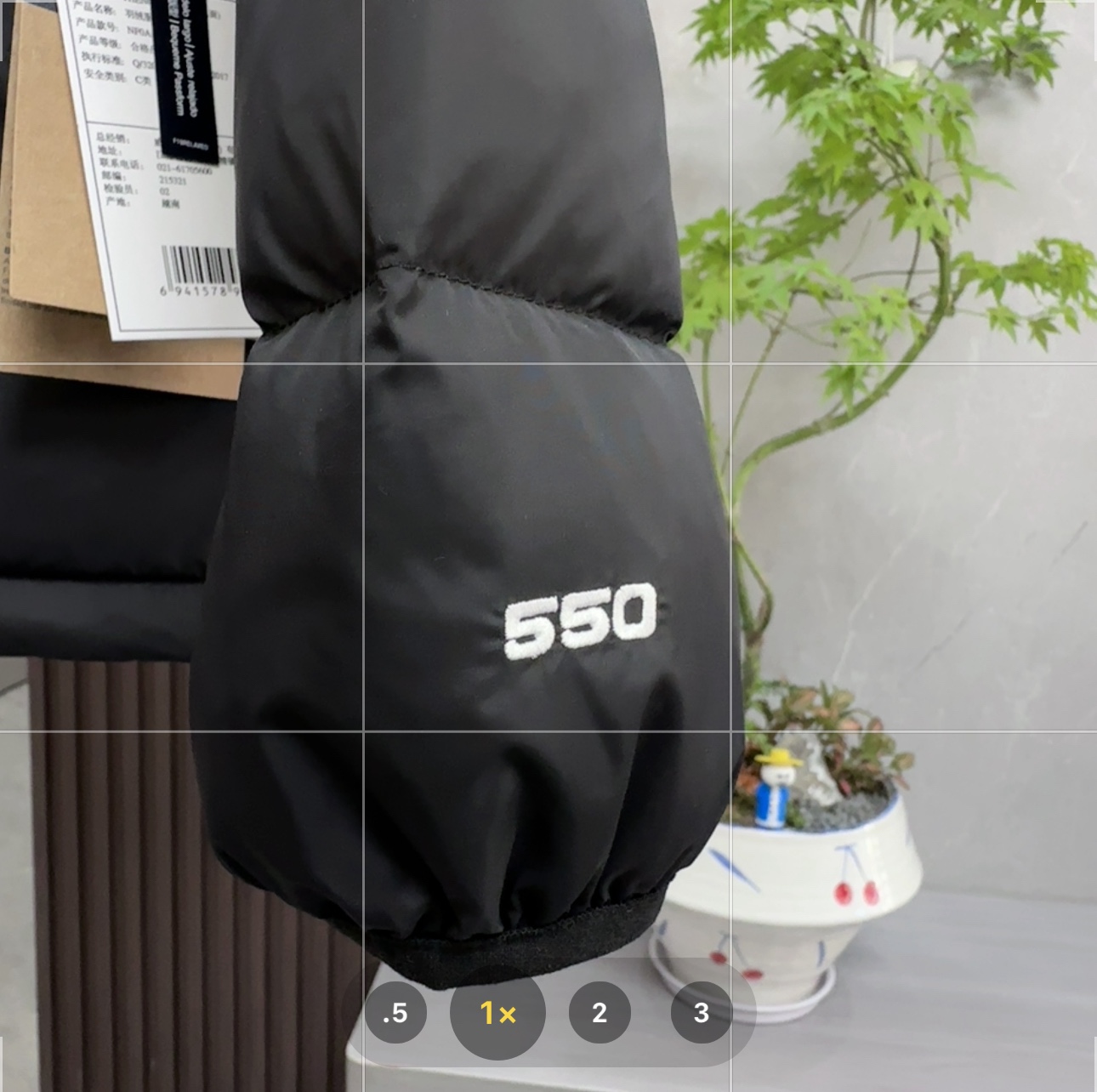 核心私聊 有量有价 THE NORTH FACE|北面 城市户外系列 三合一|羽绒内胆 冲锋衣外套 以下是关于THE NORTH FACE北面城市户外系列三合一羽绒内胆冲锋衣外套的介绍: 品牌与设计 • 经典品牌:北面作为拥有悠久历史的户外知名品牌,一直以专业的品质和创新的设计,为户外爱好者提供可靠的装备,这件冲锋衣也不例外,是品牌卓越品质的体现. • 时尚外观:融合城市时尚与户外机能元素,简约设计风格,能够轻松适配各种城市户外场景,无论是日常通勤、逛街还是户外运动,都能展现独特的风格. 材质与性能 • 外层面料:采用DRYVENT®科技面料,由双层尼龙与微孔膜复合而成,具备优秀的防水、防风和透气性能. • 羽绒内胆:填充550蓬松度的RDS认证鹅绒,绒朵大、蓬松度高,能有效阻挡冷空气,为身体提供温暖的呵护. • 防风细节:下摆抽绳调节系统可快速收紧,防止冷风灌入;魔术贴袖口设计,可根据需求调节松紧,增强防风效果. 功能与细节 • 多场景适配:立体剪裁风帽兼容头盔,方便在进行登山、骑行等需要佩戴头盔的运动时使用;反光徽标增强了夜间的辨识度,提高在低光照环境下的安全性. • 便捷收纳:腋下透气拉链,在运动过程中可快速散热排汗,保持身体干爽舒适.可拆卸的羽绒内胆,可单独作为一件轻薄羽绒服穿着,也可与外层冲锋衣搭配,适应不同的天气和活动需求. • 穿着舒适:抓绒内衬插手袋可存放暖手宝等小物件,为双手提供温暖;内胆接缝处采用八线锁边工艺,经多次机洗测试未出现跑绒现象,保证了产品的耐用性和穿着体验.