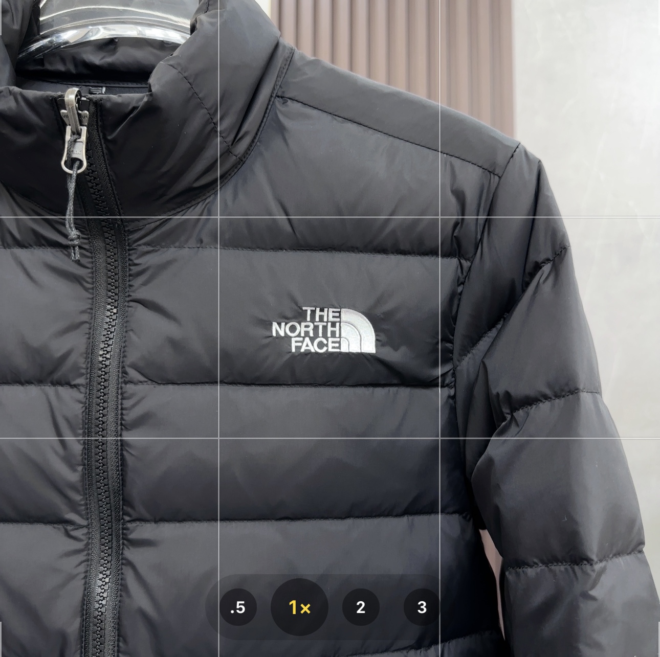 核心私聊 有量有价 THE NORTH FACE|北面 城市户外系列 三合一|羽绒内胆 冲锋衣外套 以下是关于THE NORTH FACE北面城市户外系列三合一羽绒内胆冲锋衣外套的介绍: 品牌与设计 • 经典品牌:北面作为拥有悠久历史的户外知名品牌,一直以专业的品质和创新的设计,为户外爱好者提供可靠的装备,这件冲锋衣也不例外,是品牌卓越品质的体现. • 时尚外观:融合城市时尚与户外机能元素,简约设计风格,能够轻松适配各种城市户外场景,无论是日常通勤、逛街还是户外运动,都能展现独特的风格. 材质与性能 • 外层面料:采用DRYVENT®科技面料,由双层尼龙与微孔膜复合而成,具备优秀的防水、防风和透气性能. • 羽绒内胆:填充550蓬松度的RDS认证鹅绒,绒朵大、蓬松度高,能有效阻挡冷空气,为身体提供温暖的呵护. • 防风细节:下摆抽绳调节系统可快速收紧,防止冷风灌入;魔术贴袖口设计,可根据需求调节松紧,增强防风效果. 功能与细节 • 多场景适配:立体剪裁风帽兼容头盔,方便在进行登山、骑行等需要佩戴头盔的运动时使用;反光徽标增强了夜间的辨识度,提高在低光照环境下的安全性. • 便捷收纳:腋下透气拉链,在运动过程中可快速散热排汗,保持身体干爽舒适.可拆卸的羽绒内胆,可单独作为一件轻薄羽绒服穿着,也可与外层冲锋衣搭配,适应不同的天气和活动需求. • 穿着舒适:抓绒内衬插手袋可存放暖手宝等小物件,为双手提供温暖;内胆接缝处采用八线锁边工艺,经多次机洗测试未出现跑绒现象,保证了产品的耐用性和穿着体验.