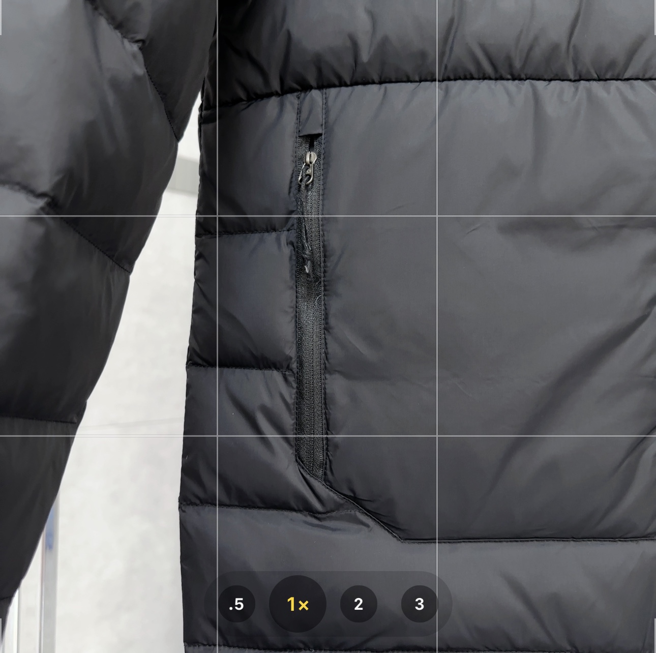 核心私聊 有量有价 THE NORTH FACE|北面 城市户外系列 三合一|羽绒内胆 冲锋衣外套 以下是关于THE NORTH FACE北面城市户外系列三合一羽绒内胆冲锋衣外套的介绍: 品牌与设计 • 经典品牌:北面作为拥有悠久历史的户外知名品牌,一直以专业的品质和创新的设计,为户外爱好者提供可靠的装备,这件冲锋衣也不例外,是品牌卓越品质的体现. • 时尚外观:融合城市时尚与户外机能元素,简约设计风格,能够轻松适配各种城市户外场景,无论是日常通勤、逛街还是户外运动,都能展现独特的风格. 材质与性能 • 外层面料:采用DRYVENT®科技面料,由双层尼龙与微孔膜复合而成,具备优秀的防水、防风和透气性能. • 羽绒内胆:填充550蓬松度的RDS认证鹅绒,绒朵大、蓬松度高,能有效阻挡冷空气,为身体提供温暖的呵护. • 防风细节:下摆抽绳调节系统可快速收紧,防止冷风灌入;魔术贴袖口设计,可根据需求调节松紧,增强防风效果. 功能与细节 • 多场景适配:立体剪裁风帽兼容头盔,方便在进行登山、骑行等需要佩戴头盔的运动时使用;反光徽标增强了夜间的辨识度,提高在低光照环境下的安全性. • 便捷收纳:腋下透气拉链,在运动过程中可快速散热排汗,保持身体干爽舒适.可拆卸的羽绒内胆,可单独作为一件轻薄羽绒服穿着,也可与外层冲锋衣搭配,适应不同的天气和活动需求. • 穿着舒适:抓绒内衬插手袋可存放暖手宝等小物件,为双手提供温暖;内胆接缝处采用八线锁边工艺,经多次机洗测试未出现跑绒现象,保证了产品的耐用性和穿着体验.