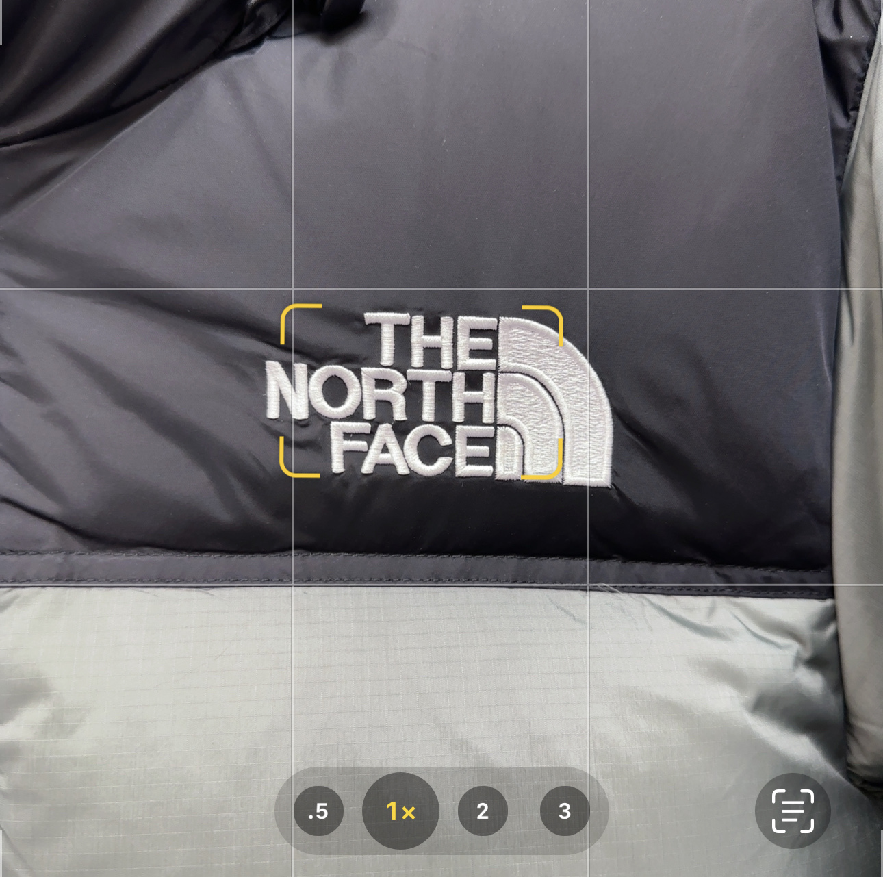 核心私聊 有量有价 The North Face|北面1996 Nuptse 经典款|羽绒服 The North Face"的字面含义为山的最寒冷、最艰难一面.它也是The North Face"的产品能够发挥功能的地方. The North Face.一直致力支持去发现亲近自然.赞助探险家们去征服那些遥远的,人类尚不可触及的角落.The North Face"的标识,取自于美国Yosemite优胜美地国家公园内的半圆页山Half Dome,这也是等岩爱好者们擎爬花岗石的终极目标. 1⃣️ 进口barudan/百灵达绣花机定制万针电绣,采用进口7号针,进口绣线,保证每字饱满、立体、清晰,可称最贵绣标! 2⃣️采用国标80白鸭绒填充,保暖性能更出色,轻便不厚重,压缩后的蓬松度恢复性好! 3⃣️内里采用尼龙nylon双重双层封禁设计,不会出现任何跑绒现象,内置抽拉绳扣的可调节下摆,可防风防寒! 4⃣️拉链采用吉田YKK原厂定制,刻字清晰,质感完美顺滑. 5⃣️辅料及扣子均采用原版一样铜芯弹簧【非市面铁芯弹簧】 做羽绒梭织类目,不吹嘘,目前能比我们做的更好的几乎没有! 用心做一件原版产品,让每一位客户有底气去给他的客户介绍说:这个是国内最顶级复刻版本. ⚠ 记住一分价格一分货的道理!莫贪小便宜,是要吃大亏的! 我们的理念:做业内质量标杆,定业内品质标准!