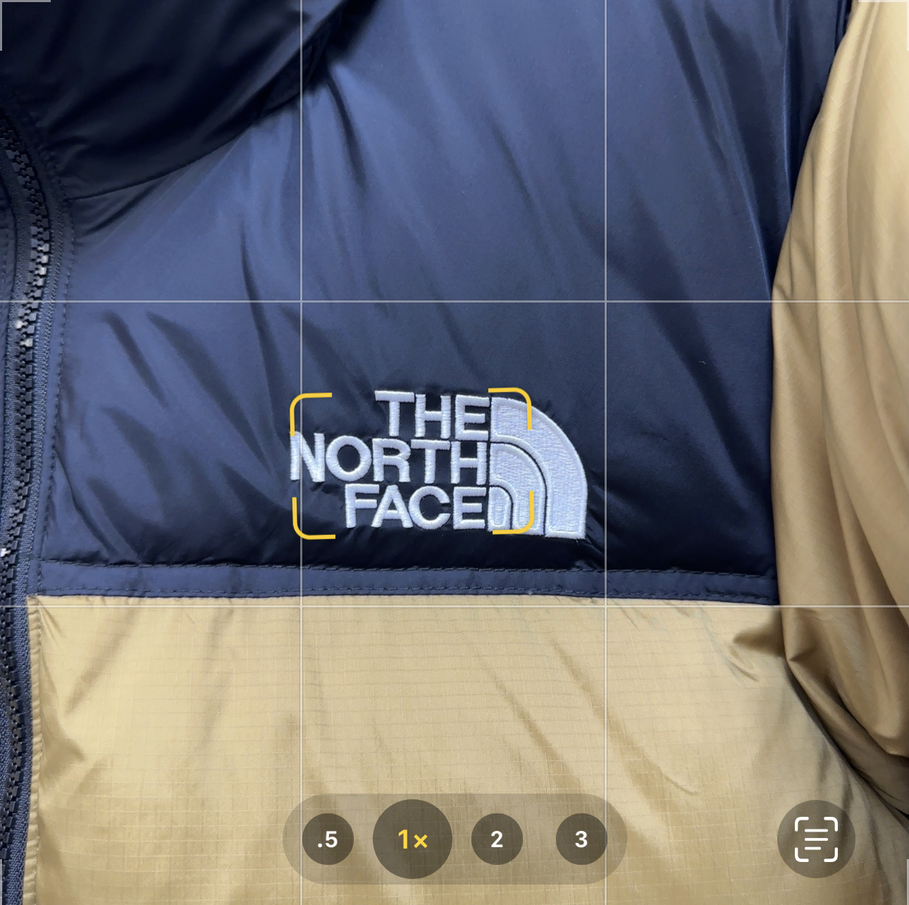 💰：核心私聊 有量有价

𝗧𝗵𝗲 𝗡𝗼𝗿𝘁𝗵 𝗙𝗮𝗰𝗲｜北面1996 Nuptse 经典款｜羽绒服 


𝗧𝗵𝗲 𝗡𝗼𝗿𝘁𝗵 𝗙𝗮𝗰𝗲"的字面含义为山的最寒冷、最艰难一面。它也是𝗧𝗵𝗲 𝗡𝗼𝗿𝘁𝗵 𝗙𝗮𝗰𝗲"的产品能够发挥功能的地方。 𝗧𝗵𝗲 𝗡𝗼𝗿𝘁𝗵 𝗙𝗮𝗰𝗲。一直致力支持去发现亲近自然。赞助探险家们去征服那些遥远的,人类尚不可触及的角落。𝗧𝗵𝗲 𝗡𝗼𝗿𝘁𝗵 𝗙𝗮𝗰𝗲"的标识,取自于美国Yosemite优胜美地国家公园内的半圆页山Half Dome,这也是等岩爱好者们擎爬花岗石的终极目标。 

1⃣️ 进口barudan/百灵达绣花机定制万针电绣，采用进口7号针，进口绣线，保证每字饱满、立体、清晰，可称最贵绣标！

2⃣️采用国标80白鸭绒填充，保暖性能更出色，轻便不厚重，压缩后的蓬松度恢复性好！ 

3⃣️内里采用尼龙nylon双重双层封禁设计，不会出现任何跑绒现象，内置抽拉绳扣的可调节下摆，可防风防寒！ 

4⃣️拉链采用吉田YKK原厂定制，刻字清晰，质感完美顺滑.

5⃣️辅料及扣子均采用原版一样铜芯弹簧【非市面铁芯弹簧】

做羽绒梭织类目，不吹嘘，目前能比我们做的更好的几乎没有！
用心做一件原版产品，让每一位客户有底气去给他的客户介绍说：这个是国内最顶级复刻版本。
⚠ 记住一分价格一分货的道理！莫贪小便宜，是要吃大亏的！
我们的理念：做业内质量标杆，定业内品质标准！