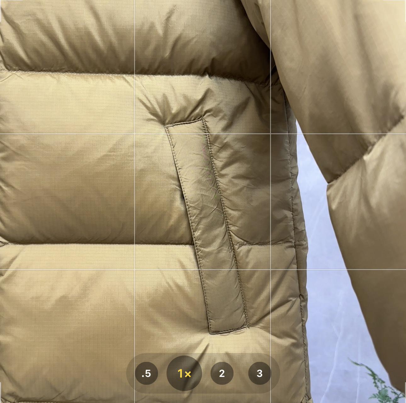 💰：核心私聊 有量有价

𝗧𝗵𝗲 𝗡𝗼𝗿𝘁𝗵 𝗙𝗮𝗰𝗲｜北面1996 Nuptse 经典款｜羽绒服 


𝗧𝗵𝗲 𝗡𝗼𝗿𝘁𝗵 𝗙𝗮𝗰𝗲"的字面含义为山的最寒冷、最艰难一面。它也是𝗧𝗵𝗲 𝗡𝗼𝗿𝘁𝗵 𝗙𝗮𝗰𝗲"的产品能够发挥功能的地方。 𝗧𝗵𝗲 𝗡𝗼𝗿𝘁𝗵 𝗙𝗮𝗰𝗲。一直致力支持去发现亲近自然。赞助探险家们去征服那些遥远的,人类尚不可触及的角落。𝗧𝗵𝗲 𝗡𝗼𝗿𝘁𝗵 𝗙𝗮𝗰𝗲"的标识,取自于美国Yosemite优胜美地国家公园内的半圆页山Half Dome,这也是等岩爱好者们擎爬花岗石的终极目标。 

1⃣️ 进口barudan/百灵达绣花机定制万针电绣，采用进口7号针，进口绣线，保证每字饱满、立体、清晰，可称最贵绣标！

2⃣️采用国标80白鸭绒填充，保暖性能更出色，轻便不厚重，压缩后的蓬松度恢复性好！ 

3⃣️内里采用尼龙nylon双重双层封禁设计，不会出现任何跑绒现象，内置抽拉绳扣的可调节下摆，可防风防寒！ 

4⃣️拉链采用吉田YKK原厂定制，刻字清晰，质感完美顺滑.

5⃣️辅料及扣子均采用原版一样铜芯弹簧【非市面铁芯弹簧】

做羽绒梭织类目，不吹嘘，目前能比我们做的更好的几乎没有！
用心做一件原版产品，让每一位客户有底气去给他的客户介绍说：这个是国内最顶级复刻版本。
⚠ 记住一分价格一分货的道理！莫贪小便宜，是要吃大亏的！
我们的理念：做业内质量标杆，定业内品质标准！