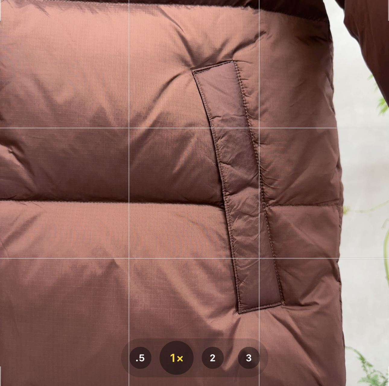 💰：核心私聊 有量有价

𝗧𝗵𝗲 𝗡𝗼𝗿𝘁𝗵 𝗙𝗮𝗰𝗲｜北面1996 Nuptse 经典款｜羽绒服 


𝗧𝗵𝗲 𝗡𝗼𝗿𝘁𝗵 𝗙𝗮𝗰𝗲"的字面含义为山的最寒冷、最艰难一面。它也是𝗧𝗵𝗲 𝗡𝗼𝗿𝘁𝗵 𝗙𝗮𝗰𝗲"的产品能够发挥功能的地方。 𝗧𝗵𝗲 𝗡𝗼𝗿𝘁𝗵 𝗙𝗮𝗰𝗲。一直致力支持去发现亲近自然。赞助探险家们去征服那些遥远的,人类尚不可触及的角落。𝗧𝗵𝗲 𝗡𝗼𝗿𝘁𝗵 𝗙𝗮𝗰𝗲"的标识,取自于美国Yosemite优胜美地国家公园内的半圆页山Half Dome,这也是等岩爱好者们擎爬花岗石的终极目标。 

1⃣️ 进口barudan/百灵达绣花机定制万针电绣，采用进口7号针，进口绣线，保证每字饱满、立体、清晰，可称最贵绣标！

2⃣️采用国标80白鸭绒填充，保暖性能更出色，轻便不厚重，压缩后的蓬松度恢复性好！ 

3⃣️内里采用尼龙nylon双重双层封禁设计，不会出现任何跑绒现象，内置抽拉绳扣的可调节下摆，可防风防寒！ 

4⃣️拉链采用吉田YKK原厂定制，刻字清晰，质感完美顺滑.

5⃣️辅料及扣子均采用原版一样铜芯弹簧【非市面铁芯弹簧】

做羽绒梭织类目，不吹嘘，目前能比我们做的更好的几乎没有！
用心做一件原版产品，让每一位客户有底气去给他的客户介绍说：这个是国内最顶级复刻版本。
⚠ 记住一分价格一分货的道理！莫贪小便宜，是要吃大亏的！
我们的理念：做业内质量标杆，定业内品质标准！