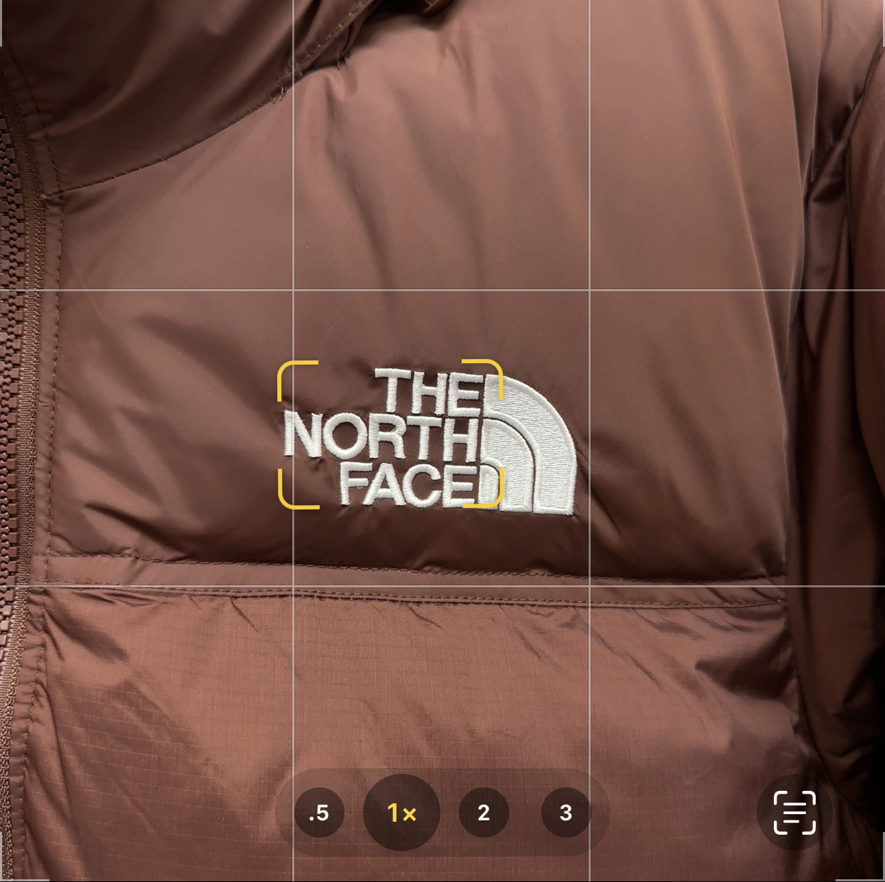 💰：核心私聊 有量有价

𝗧𝗵𝗲 𝗡𝗼𝗿𝘁𝗵 𝗙𝗮𝗰𝗲｜北面1996 Nuptse 经典款｜羽绒服 


𝗧𝗵𝗲 𝗡𝗼𝗿𝘁𝗵 𝗙𝗮𝗰𝗲"的字面含义为山的最寒冷、最艰难一面。它也是𝗧𝗵𝗲 𝗡𝗼𝗿𝘁𝗵 𝗙𝗮𝗰𝗲"的产品能够发挥功能的地方。 𝗧𝗵𝗲 𝗡𝗼𝗿𝘁𝗵 𝗙𝗮𝗰𝗲。一直致力支持去发现亲近自然。赞助探险家们去征服那些遥远的,人类尚不可触及的角落。𝗧𝗵𝗲 𝗡𝗼𝗿𝘁𝗵 𝗙𝗮𝗰𝗲"的标识,取自于美国Yosemite优胜美地国家公园内的半圆页山Half Dome,这也是等岩爱好者们擎爬花岗石的终极目标。 

1⃣️ 进口barudan/百灵达绣花机定制万针电绣，采用进口7号针，进口绣线，保证每字饱满、立体、清晰，可称最贵绣标！

2⃣️采用国标80白鸭绒填充，保暖性能更出色，轻便不厚重，压缩后的蓬松度恢复性好！ 

3⃣️内里采用尼龙nylon双重双层封禁设计，不会出现任何跑绒现象，内置抽拉绳扣的可调节下摆，可防风防寒！ 

4⃣️拉链采用吉田YKK原厂定制，刻字清晰，质感完美顺滑.

5⃣️辅料及扣子均采用原版一样铜芯弹簧【非市面铁芯弹簧】

做羽绒梭织类目，不吹嘘，目前能比我们做的更好的几乎没有！
用心做一件原版产品，让每一位客户有底气去给他的客户介绍说：这个是国内最顶级复刻版本。
⚠ 记住一分价格一分货的道理！莫贪小便宜，是要吃大亏的！
我们的理念：做业内质量标杆，定业内品质标准！