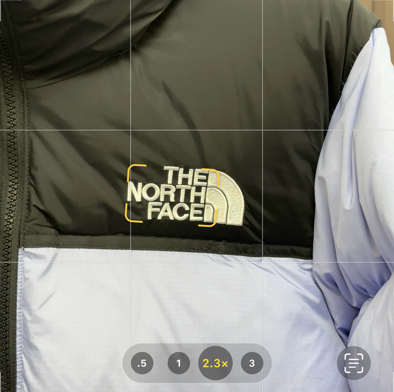 💰：核心私聊 有量有价

𝗧𝗵𝗲 𝗡𝗼𝗿𝘁𝗵 𝗙𝗮𝗰𝗲｜北面1996 Nuptse 经典款｜羽绒服 


𝗧𝗵𝗲 𝗡𝗼𝗿𝘁𝗵 𝗙𝗮𝗰𝗲"的字面含义为山的最寒冷、最艰难一面。它也是𝗧𝗵𝗲 𝗡𝗼𝗿𝘁𝗵 𝗙𝗮𝗰𝗲"的产品能够发挥功能的地方。 𝗧𝗵𝗲 𝗡𝗼𝗿𝘁𝗵 𝗙𝗮𝗰𝗲。一直致力支持去发现亲近自然。赞助探险家们去征服那些遥远的,人类尚不可触及的角落。𝗧𝗵𝗲 𝗡𝗼𝗿𝘁𝗵 𝗙𝗮𝗰𝗲"的标识,取自于美国Yosemite优胜美地国家公园内的半圆页山Half Dome,这也是等岩爱好者们擎爬花岗石的终极目标。 

1⃣️ 进口barudan/百灵达绣花机定制万针电绣，采用进口7号针，进口绣线，保证每字饱满、立体、清晰，可称最贵绣标！

2⃣️采用国标80白鸭绒填充，保暖性能更出色，轻便不厚重，压缩后的蓬松度恢复性好！ 

3⃣️内里采用尼龙nylon双重双层封禁设计，不会出现任何跑绒现象，内置抽拉绳扣的可调节下摆，可防风防寒！ 

4⃣️拉链采用吉田YKK原厂定制，刻字清晰，质感完美顺滑.

5⃣️辅料及扣子均采用原版一样铜芯弹簧【非市面铁芯弹簧】

做羽绒梭织类目，不吹嘘，目前能比我们做的更好的几乎没有！
用心做一件原版产品，让每一位客户有底气去给他的客户介绍说：这个是国内最顶级复刻版本。
⚠ 记住一分价格一分货的道理！莫贪小便宜，是要吃大亏的！
我们的理念：做业内质量标杆，定业内品质标准！