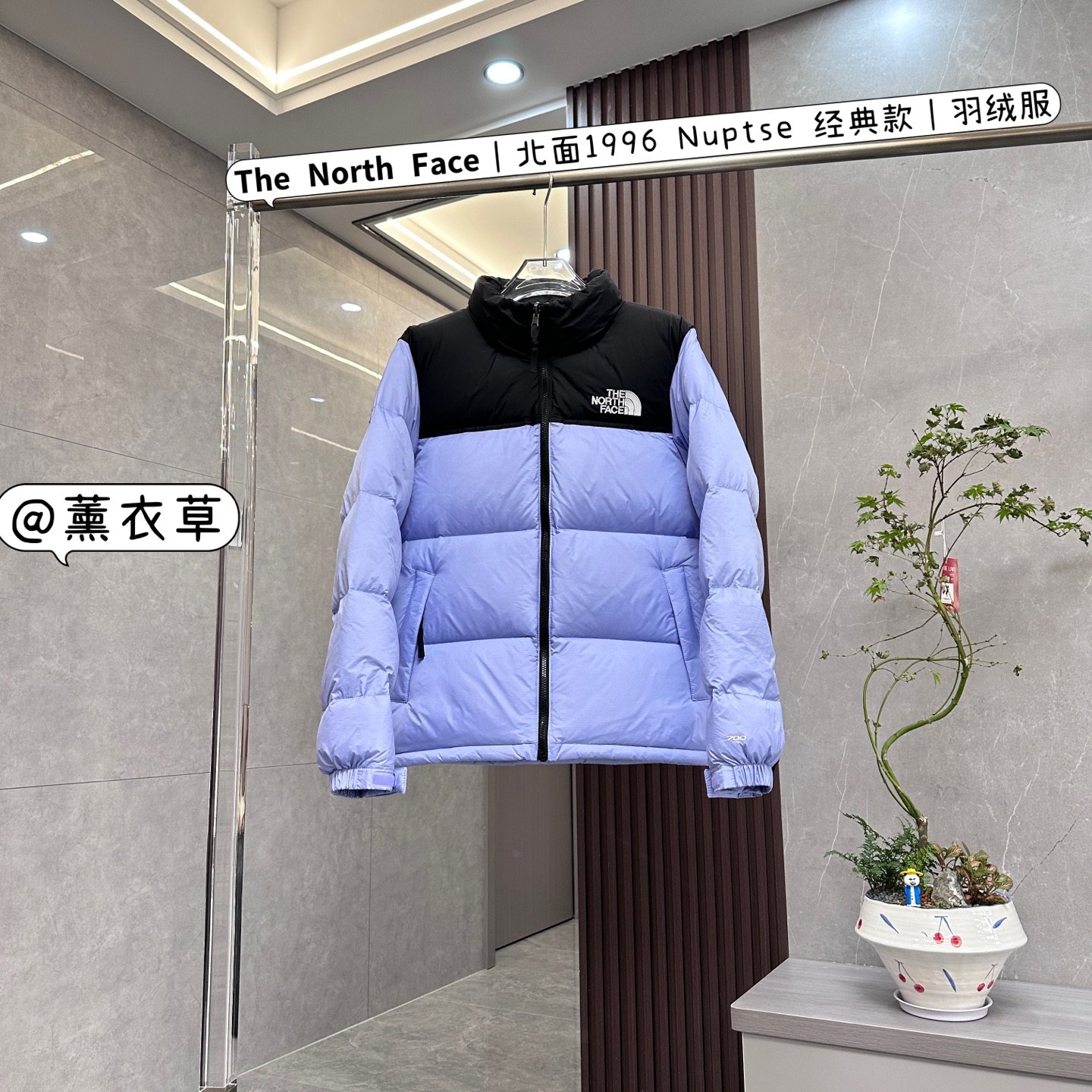 💰：核心私聊 有量有价

𝗧𝗵𝗲 𝗡𝗼𝗿𝘁𝗵 𝗙𝗮𝗰𝗲｜北面1996 Nuptse 经典款｜羽绒服 


𝗧𝗵𝗲 𝗡𝗼𝗿𝘁𝗵 𝗙𝗮𝗰𝗲"的字面含义为山的最寒冷、最艰难一面。它也是𝗧𝗵𝗲 𝗡𝗼𝗿𝘁𝗵 𝗙𝗮𝗰𝗲"的产品能够发挥功能的地方。 𝗧𝗵𝗲 𝗡𝗼𝗿𝘁𝗵 𝗙𝗮𝗰𝗲。一直致力支持去发现亲近自然。赞助探险家们去征服那些遥远的,人类尚不可触及的角落。𝗧𝗵𝗲 𝗡𝗼𝗿𝘁𝗵 𝗙𝗮𝗰𝗲"的标识,取自于美国Yosemite优胜美地国家公园内的半圆页山Half Dome,这也是等岩爱好者们擎爬花岗石的终极目标。 

1⃣️ 进口barudan/百灵达绣花机定制万针电绣，采用进口7号针，进口绣线，保证每字饱满、立体、清晰，可称最贵绣标！

2⃣️采用国标80白鸭绒填充，保暖性能更出色，轻便不厚重，压缩后的蓬松度恢复性好！ 

3⃣️内里采用尼龙nylon双重双层封禁设计，不会出现任何跑绒现象，内置抽拉绳扣的可调节下摆，可防风防寒！ 

4⃣️拉链采用吉田YKK原厂定制，刻字清晰，质感完美顺滑.

5⃣️辅料及扣子均采用原版一样铜芯弹簧【非市面铁芯弹簧】

做羽绒梭织类目，不吹嘘，目前能比我们做的更好的几乎没有！
用心做一件原版产品，让每一位客户有底气去给他的客户介绍说：这个是国内最顶级复刻版本。
⚠ 记住一分价格一分货的道理！莫贪小便宜，是要吃大亏的！
我们的理念：做业内质量标杆，定业内品质标准！