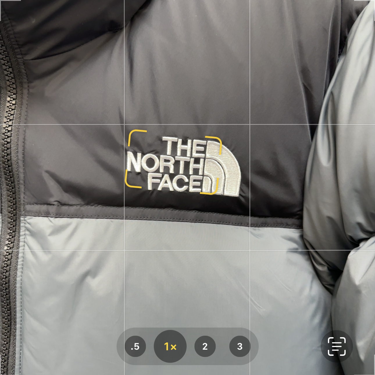 💰：核心私聊 有量有价

𝗧𝗵𝗲 𝗡𝗼𝗿𝘁𝗵 𝗙𝗮𝗰𝗲｜北面1996 Nuptse 经典款｜羽绒服 


𝗧𝗵𝗲 𝗡𝗼𝗿𝘁𝗵 𝗙𝗮𝗰𝗲"的字面含义为山的最寒冷、最艰难一面。它也是𝗧𝗵𝗲 𝗡𝗼𝗿𝘁𝗵 𝗙𝗮𝗰𝗲"的产品能够发挥功能的地方。 𝗧𝗵𝗲 𝗡𝗼𝗿𝘁𝗵 𝗙𝗮𝗰𝗲。一直致力支持去发现亲近自然。赞助探险家们去征服那些遥远的,人类尚不可触及的角落。𝗧𝗵𝗲 𝗡𝗼𝗿𝘁𝗵 𝗙𝗮𝗰𝗲"的标识,取自于美国Yosemite优胜美地国家公园内的半圆页山Half Dome,这也是等岩爱好者们擎爬花岗石的终极目标。 

1⃣️ 进口barudan/百灵达绣花机定制万针电绣，采用进口7号针，进口绣线，保证每字饱满、立体、清晰，可称最贵绣标！

2⃣️采用国标80白鸭绒填充，保暖性能更出色，轻便不厚重，压缩后的蓬松度恢复性好！ 

3⃣️内里采用尼龙nylon双重双层封禁设计，不会出现任何跑绒现象，内置抽拉绳扣的可调节下摆，可防风防寒！ 

4⃣️拉链采用吉田YKK原厂定制，刻字清晰，质感完美顺滑.

5⃣️辅料及扣子均采用原版一样铜芯弹簧【非市面铁芯弹簧】

做羽绒梭织类目，不吹嘘，目前能比我们做的更好的几乎没有！
用心做一件原版产品，让每一位客户有底气去给他的客户介绍说：这个是国内最顶级复刻版本。
⚠ 记住一分价格一分货的道理！莫贪小便宜，是要吃大亏的！
我们的理念：做业内质量标杆，定业内品质标准！