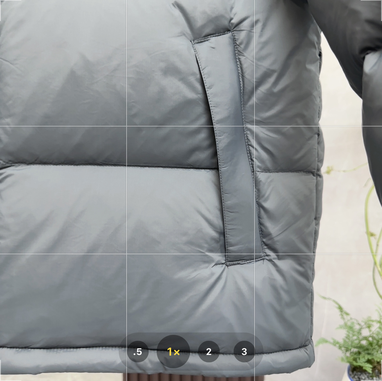 💰：核心私聊 有量有价

𝗧𝗵𝗲 𝗡𝗼𝗿𝘁𝗵 𝗙𝗮𝗰𝗲｜北面1996 Nuptse 经典款｜羽绒服 


𝗧𝗵𝗲 𝗡𝗼𝗿𝘁𝗵 𝗙𝗮𝗰𝗲"的字面含义为山的最寒冷、最艰难一面。它也是𝗧𝗵𝗲 𝗡𝗼𝗿𝘁𝗵 𝗙𝗮𝗰𝗲"的产品能够发挥功能的地方。 𝗧𝗵𝗲 𝗡𝗼𝗿𝘁𝗵 𝗙𝗮𝗰𝗲。一直致力支持去发现亲近自然。赞助探险家们去征服那些遥远的,人类尚不可触及的角落。𝗧𝗵𝗲 𝗡𝗼𝗿𝘁𝗵 𝗙𝗮𝗰𝗲"的标识,取自于美国Yosemite优胜美地国家公园内的半圆页山Half Dome,这也是等岩爱好者们擎爬花岗石的终极目标。 

1⃣️ 进口barudan/百灵达绣花机定制万针电绣，采用进口7号针，进口绣线，保证每字饱满、立体、清晰，可称最贵绣标！

2⃣️采用国标80白鸭绒填充，保暖性能更出色，轻便不厚重，压缩后的蓬松度恢复性好！ 

3⃣️内里采用尼龙nylon双重双层封禁设计，不会出现任何跑绒现象，内置抽拉绳扣的可调节下摆，可防风防寒！ 

4⃣️拉链采用吉田YKK原厂定制，刻字清晰，质感完美顺滑.

5⃣️辅料及扣子均采用原版一样铜芯弹簧【非市面铁芯弹簧】

做羽绒梭织类目，不吹嘘，目前能比我们做的更好的几乎没有！
用心做一件原版产品，让每一位客户有底气去给他的客户介绍说：这个是国内最顶级复刻版本。
⚠ 记住一分价格一分货的道理！莫贪小便宜，是要吃大亏的！
我们的理念：做业内质量标杆，定业内品质标准！