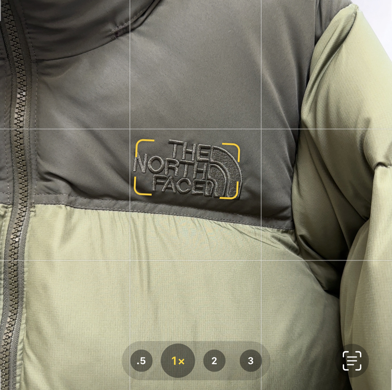 💰：核心私聊 有量有价

𝗧𝗵𝗲 𝗡𝗼𝗿𝘁𝗵 𝗙𝗮𝗰𝗲｜北面1996 Nuptse 经典款｜羽绒服 


𝗧𝗵𝗲 𝗡𝗼𝗿𝘁𝗵 𝗙𝗮𝗰𝗲"的字面含义为山的最寒冷、最艰难一面。它也是𝗧𝗵𝗲 𝗡𝗼𝗿𝘁𝗵 𝗙𝗮𝗰𝗲"的产品能够发挥功能的地方。 𝗧𝗵𝗲 𝗡𝗼𝗿𝘁𝗵 𝗙𝗮𝗰𝗲。一直致力支持去发现亲近自然。赞助探险家们去征服那些遥远的,人类尚不可触及的角落。𝗧𝗵𝗲 𝗡𝗼𝗿𝘁𝗵 𝗙𝗮𝗰𝗲"的标识,取自于美国Yosemite优胜美地国家公园内的半圆页山Half Dome,这也是等岩爱好者们擎爬花岗石的终极目标。 

1⃣️ 进口barudan/百灵达绣花机定制万针电绣，采用进口7号针，进口绣线，保证每字饱满、立体、清晰，可称最贵绣标！

2⃣️采用国标80白鸭绒填充，保暖性能更出色，轻便不厚重，压缩后的蓬松度恢复性好！ 

3⃣️内里采用尼龙nylon双重双层封禁设计，不会出现任何跑绒现象，内置抽拉绳扣的可调节下摆，可防风防寒！ 

4⃣️拉链采用吉田YKK原厂定制，刻字清晰，质感完美顺滑.

5⃣️辅料及扣子均采用原版一样铜芯弹簧【非市面铁芯弹簧】

做羽绒梭织类目，不吹嘘，目前能比我们做的更好的几乎没有！
用心做一件原版产品，让每一位客户有底气去给他的客户介绍说：这个是国内最顶级复刻版本。
⚠ 记住一分价格一分货的道理！莫贪小便宜，是要吃大亏的！
我们的理念：做业内质量标杆，定业内品质标准！