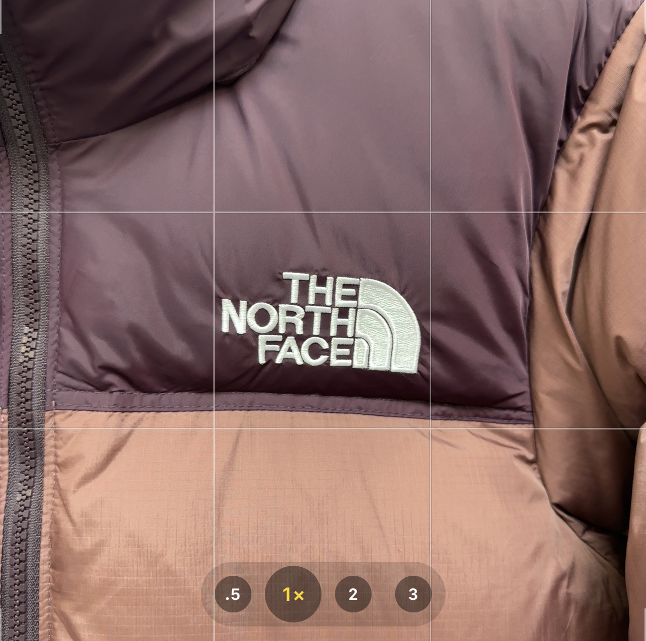 💰：核心私聊 有量有价

𝗧𝗵𝗲 𝗡𝗼𝗿𝘁𝗵 𝗙𝗮𝗰𝗲｜北面1996 Nuptse 经典款｜羽绒服 


𝗧𝗵𝗲 𝗡𝗼𝗿𝘁𝗵 𝗙𝗮𝗰𝗲"的字面含义为山的最寒冷、最艰难一面。它也是𝗧𝗵𝗲 𝗡𝗼𝗿𝘁𝗵 𝗙𝗮𝗰𝗲"的产品能够发挥功能的地方。 𝗧𝗵𝗲 𝗡𝗼𝗿𝘁𝗵 𝗙𝗮𝗰𝗲。一直致力支持去发现亲近自然。赞助探险家们去征服那些遥远的,人类尚不可触及的角落。𝗧𝗵𝗲 𝗡𝗼𝗿𝘁𝗵 𝗙𝗮𝗰𝗲"的标识,取自于美国Yosemite优胜美地国家公园内的半圆页山Half Dome,这也是等岩爱好者们擎爬花岗石的终极目标。 

1⃣️ 进口barudan/百灵达绣花机定制万针电绣，采用进口7号针，进口绣线，保证每字饱满、立体、清晰，可称最贵绣标！

2⃣️采用国标80白鸭绒填充，保暖性能更出色，轻便不厚重，压缩后的蓬松度恢复性好！ 

3⃣️内里采用尼龙nylon双重双层封禁设计，不会出现任何跑绒现象，内置抽拉绳扣的可调节下摆，可防风防寒！ 

4⃣️拉链采用吉田YKK原厂定制，刻字清晰，质感完美顺滑.

5⃣️辅料及扣子均采用原版一样铜芯弹簧【非市面铁芯弹簧】

做羽绒梭织类目，不吹嘘，目前能比我们做的更好的几乎没有！
用心做一件原版产品，让每一位客户有底气去给他的客户介绍说：这个是国内最顶级复刻版本。
⚠ 记住一分价格一分货的道理！莫贪小便宜，是要吃大亏的！
我们的理念：做业内质量标杆，定业内品质标准！