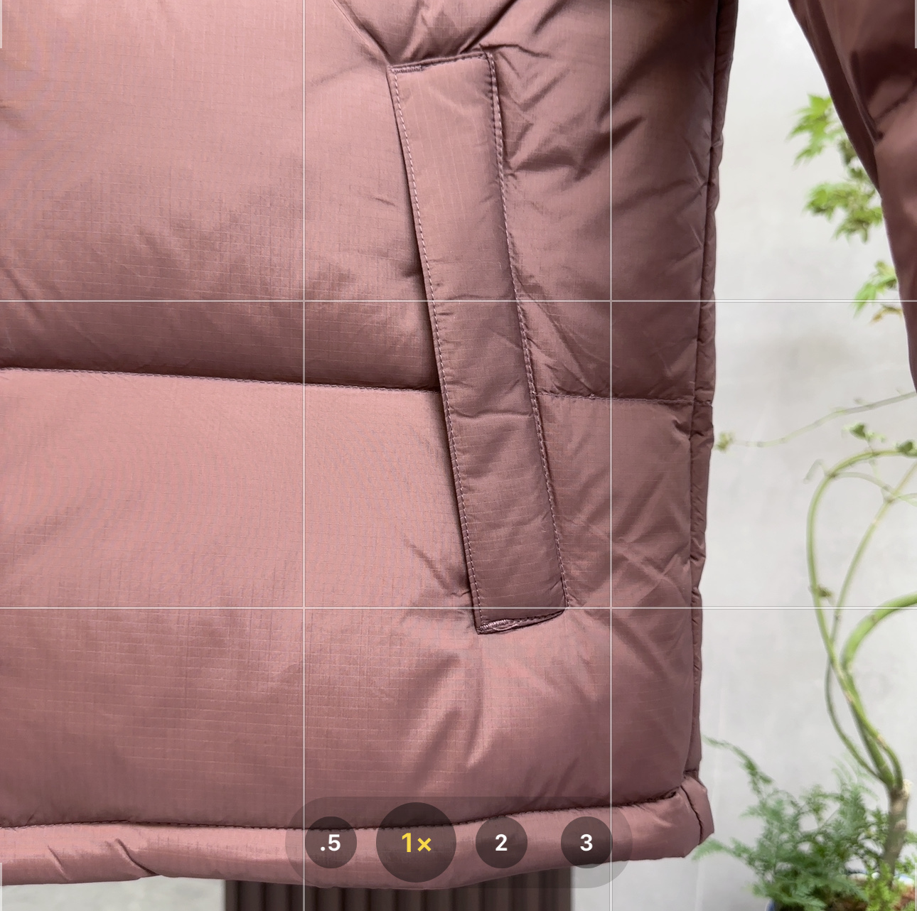 💰：核心私聊 有量有价

𝗧𝗵𝗲 𝗡𝗼𝗿𝘁𝗵 𝗙𝗮𝗰𝗲｜北面1996 Nuptse 经典款｜羽绒服 


𝗧𝗵𝗲 𝗡𝗼𝗿𝘁𝗵 𝗙𝗮𝗰𝗲"的字面含义为山的最寒冷、最艰难一面。它也是𝗧𝗵𝗲 𝗡𝗼𝗿𝘁𝗵 𝗙𝗮𝗰𝗲"的产品能够发挥功能的地方。 𝗧𝗵𝗲 𝗡𝗼𝗿𝘁𝗵 𝗙𝗮𝗰𝗲。一直致力支持去发现亲近自然。赞助探险家们去征服那些遥远的,人类尚不可触及的角落。𝗧𝗵𝗲 𝗡𝗼𝗿𝘁𝗵 𝗙𝗮𝗰𝗲"的标识,取自于美国Yosemite优胜美地国家公园内的半圆页山Half Dome,这也是等岩爱好者们擎爬花岗石的终极目标。 

1⃣️ 进口barudan/百灵达绣花机定制万针电绣，采用进口7号针，进口绣线，保证每字饱满、立体、清晰，可称最贵绣标！

2⃣️采用国标80白鸭绒填充，保暖性能更出色，轻便不厚重，压缩后的蓬松度恢复性好！ 

3⃣️内里采用尼龙nylon双重双层封禁设计，不会出现任何跑绒现象，内置抽拉绳扣的可调节下摆，可防风防寒！ 

4⃣️拉链采用吉田YKK原厂定制，刻字清晰，质感完美顺滑.

5⃣️辅料及扣子均采用原版一样铜芯弹簧【非市面铁芯弹簧】

做羽绒梭织类目，不吹嘘，目前能比我们做的更好的几乎没有！
用心做一件原版产品，让每一位客户有底气去给他的客户介绍说：这个是国内最顶级复刻版本。
⚠ 记住一分价格一分货的道理！莫贪小便宜，是要吃大亏的！
我们的理念：做业内质量标杆，定业内品质标准！