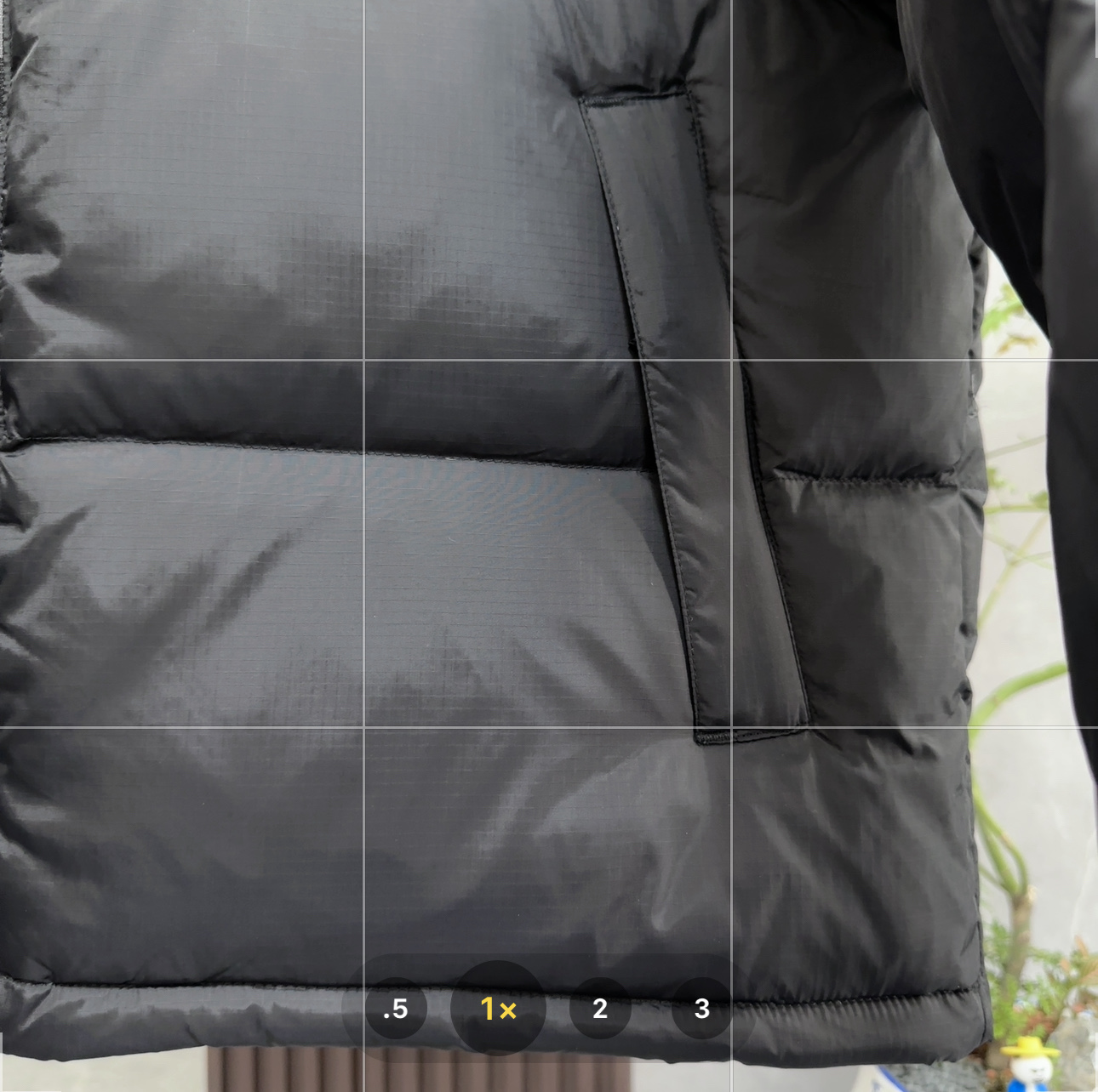 💰：核心私聊 有量有价

𝗧𝗵𝗲 𝗡𝗼𝗿𝘁𝗵 𝗙𝗮𝗰𝗲｜北面1996 Nuptse 经典款｜羽绒服 


𝗧𝗵𝗲 𝗡𝗼𝗿𝘁𝗵 𝗙𝗮𝗰𝗲"的字面含义为山的最寒冷、最艰难一面。它也是𝗧𝗵𝗲 𝗡𝗼𝗿𝘁𝗵 𝗙𝗮𝗰𝗲"的产品能够发挥功能的地方。 𝗧𝗵𝗲 𝗡𝗼𝗿𝘁𝗵 𝗙𝗮𝗰𝗲。一直致力支持去发现亲近自然。赞助探险家们去征服那些遥远的,人类尚不可触及的角落。𝗧𝗵𝗲 𝗡𝗼𝗿𝘁𝗵 𝗙𝗮𝗰𝗲"的标识,取自于美国Yosemite优胜美地国家公园内的半圆页山Half Dome,这也是等岩爱好者们擎爬花岗石的终极目标。 

1⃣️ 进口barudan/百灵达绣花机定制万针电绣，采用进口7号针，进口绣线，保证每字饱满、立体、清晰，可称最贵绣标！

2⃣️采用国标80白鸭绒填充，保暖性能更出色，轻便不厚重，压缩后的蓬松度恢复性好！ 

3⃣️内里采用尼龙nylon双重双层封禁设计，不会出现任何跑绒现象，内置抽拉绳扣的可调节下摆，可防风防寒！ 

4⃣️拉链采用吉田YKK原厂定制，刻字清晰，质感完美顺滑.

5⃣️辅料及扣子均采用原版一样铜芯弹簧【非市面铁芯弹簧】

做羽绒梭织类目，不吹嘘，目前能比我们做的更好的几乎没有！
用心做一件原版产品，让每一位客户有底气去给他的客户介绍说：这个是国内最顶级复刻版本。
⚠ 记住一分价格一分货的道理！莫贪小便宜，是要吃大亏的！
我们的理念：做业内质量标杆，定业内品质标准！