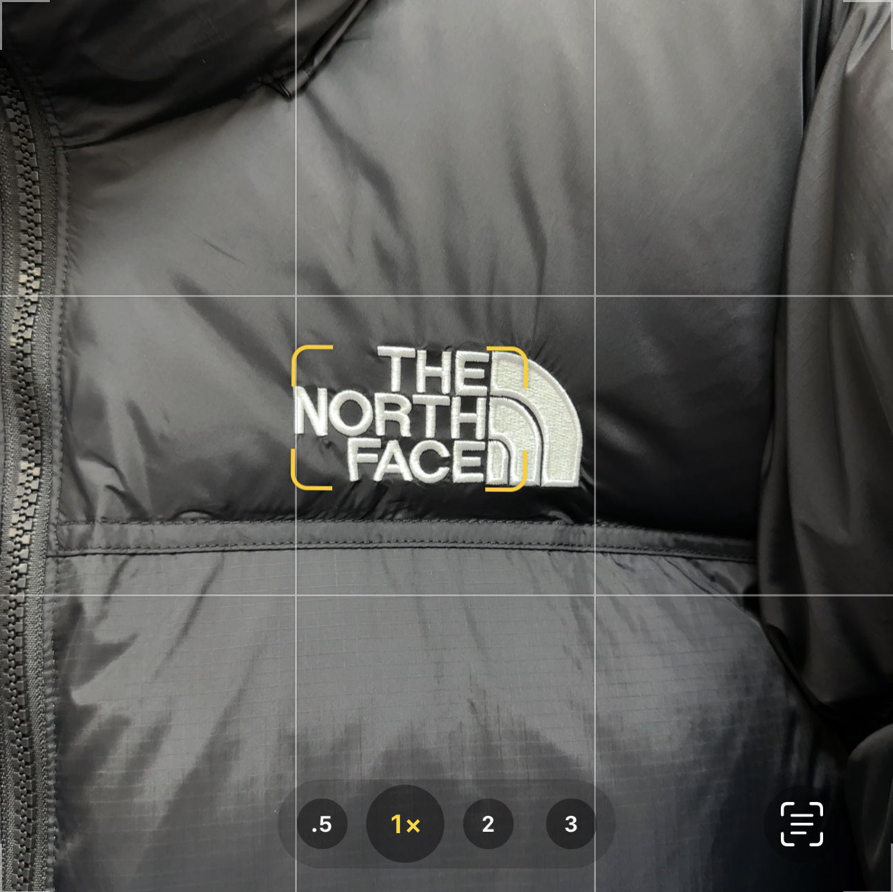 💰：核心私聊 有量有价

𝗧𝗵𝗲 𝗡𝗼𝗿𝘁𝗵 𝗙𝗮𝗰𝗲｜北面1996 Nuptse 经典款｜羽绒服 


𝗧𝗵𝗲 𝗡𝗼𝗿𝘁𝗵 𝗙𝗮𝗰𝗲"的字面含义为山的最寒冷、最艰难一面。它也是𝗧𝗵𝗲 𝗡𝗼𝗿𝘁𝗵 𝗙𝗮𝗰𝗲"的产品能够发挥功能的地方。 𝗧𝗵𝗲 𝗡𝗼𝗿𝘁𝗵 𝗙𝗮𝗰𝗲。一直致力支持去发现亲近自然。赞助探险家们去征服那些遥远的,人类尚不可触及的角落。𝗧𝗵𝗲 𝗡𝗼𝗿𝘁𝗵 𝗙𝗮𝗰𝗲"的标识,取自于美国Yosemite优胜美地国家公园内的半圆页山Half Dome,这也是等岩爱好者们擎爬花岗石的终极目标。 

1⃣️ 进口barudan/百灵达绣花机定制万针电绣，采用进口7号针，进口绣线，保证每字饱满、立体、清晰，可称最贵绣标！

2⃣️采用国标80白鸭绒填充，保暖性能更出色，轻便不厚重，压缩后的蓬松度恢复性好！ 

3⃣️内里采用尼龙nylon双重双层封禁设计，不会出现任何跑绒现象，内置抽拉绳扣的可调节下摆，可防风防寒！ 

4⃣️拉链采用吉田YKK原厂定制，刻字清晰，质感完美顺滑.

5⃣️辅料及扣子均采用原版一样铜芯弹簧【非市面铁芯弹簧】

做羽绒梭织类目，不吹嘘，目前能比我们做的更好的几乎没有！
用心做一件原版产品，让每一位客户有底气去给他的客户介绍说：这个是国内最顶级复刻版本。
⚠ 记住一分价格一分货的道理！莫贪小便宜，是要吃大亏的！
我们的理念：做业内质量标杆，定业内品质标准！