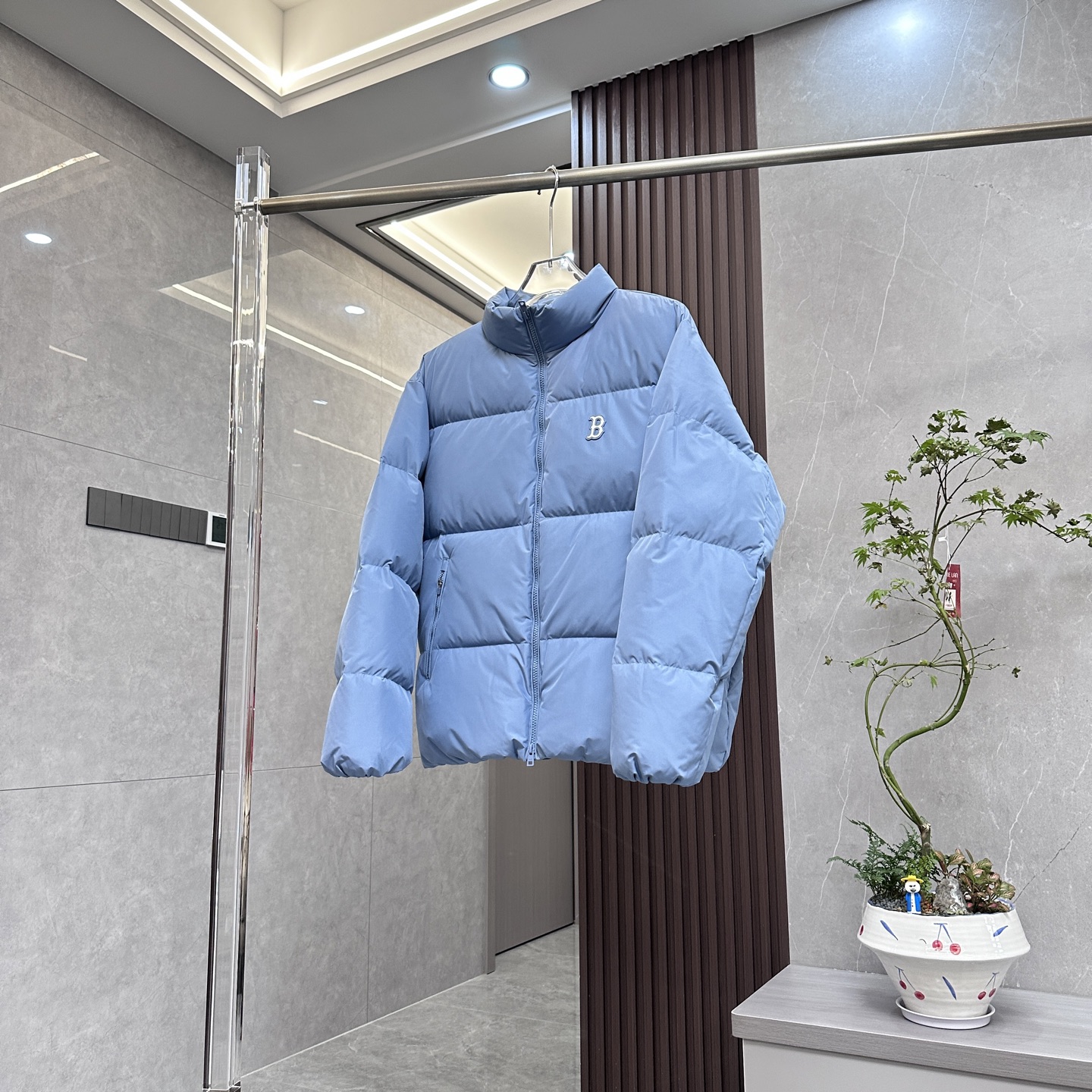 核心私聊 有量有价 MLB|纽约洋基队 宽松短款羽绒服 | 虞书欣同款羽绒服 MLB纽约洋基队虞书欣同款宽松短款羽绒服,是潮流与保暖的完美融合,有以下特点: • 设计风格 ◦ 经典标识:胸前有精致的小logo刺绣,后背则是醒目的老花大标,展现品牌特色与潮流感. ◦ 简约百搭:采用简约设计,以低饱和度色系为主,如奶盖白、珍珠白、黑色、白色、卡其色等,轻松搭配各种服饰,营造不同风格. ◦ 细节设计:立领设计增加层次感与保暖性;部分款式有抽绳连帽,可调节且能应对多种天气;袖口采用防风松紧设计,下摆也带有抽绳,可自由调整收口. • 保暖性能 ◦ 高含绒量填充:填充国标80%白鸭绒或90%白鸭绒,充绒量充足,蓬松度高,保暖效果出色,能抵御寒冷天气. ◦ 防风细节:领口、袖口与下摆的设计有效阻挡寒风;部分款式拉链处有防风包条,增强保暖性能. • 材质面料 ◦ 优质面料:采用24支数压光呢子纺面料等,具有防水、防钻绒、防脱色的特性,质感好、挺括有型. ◦ 舒适里料:内里采用柔软的面料,部分为满印字母的衬布,亲肤舒适,且有双层330T内胆,防止钻绒. • 版型特点 ◦ 宽松短款:宽松版型穿着舒适自在,对各种身材包容性强;短款设计时尚显高,能拉长腿部线条. ◦ 男女同款:设计上兼顾男女穿着需求,是情侣穿搭的不错选择.