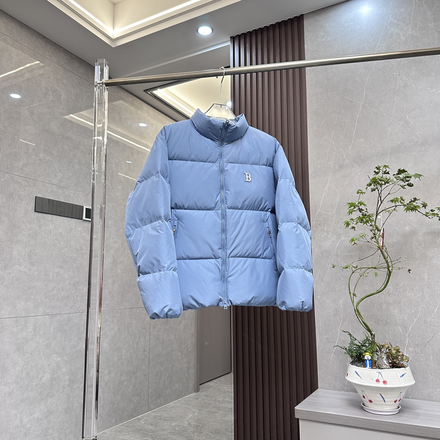 核心私聊 有量有价 MLB|纽约洋基队 宽松短款羽绒服 | 虞书欣同款羽绒服 MLB纽约洋基队虞书欣同款宽松短款羽绒服,是潮流与保暖的完美融合,有以下特点: • 设计风格 ◦ 经典标识:胸前有精致的小logo刺绣,后背则是醒目的老花大标,展现品牌特色与潮流感. ◦ 简约百搭:采用简约设计,以低饱和度色系为主,如奶盖白、珍珠白、黑色、白色、卡其色等,轻松搭配各种服饰,营造不同风格. ◦ 细节设计:立领设计增加层次感与保暖性;部分款式有抽绳连帽,可调节且能应对多种天气;袖口采用防风松紧设计,下摆也带有抽绳,可自由调整收口. • 保暖性能 ◦ 高含绒量填充:填充国标80%白鸭绒或90%白鸭绒,充绒量充足,蓬松度高,保暖效果出色,能抵御寒冷天气. ◦ 防风细节:领口、袖口与下摆的设计有效阻挡寒风;部分款式拉链处有防风包条,增强保暖性能. • 材质面料 ◦ 优质面料:采用24支数压光呢子纺面料等,具有防水、防钻绒、防脱色的特性,质感好、挺括有型. ◦ 舒适里料:内里采用柔软的面料,部分为满印字母的衬布,亲肤舒适,且有双层330T内胆,防止钻绒. • 版型特点 ◦ 宽松短款:宽松版型穿着舒适自在,对各种身材包容性强;短款设计时尚显高,能拉长腿部线条. ◦ 男女同款:设计上兼顾男女穿着需求,是情侣穿搭的不错选择.