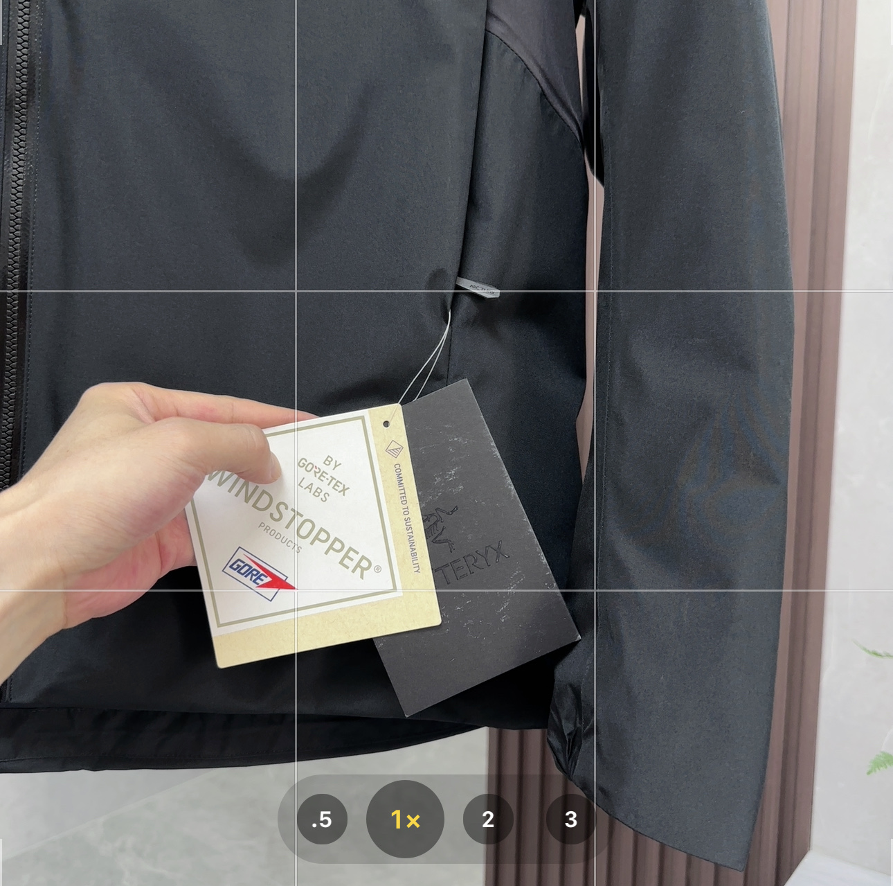 💰：核心私聊 有量有

Arcteryx｜始祖鸟 Solano 刺绣logo百搭连帽｜羽绒服 外套

始祖鸟Solano刺绣logo百搭连帽羽绒服外套，是户外与日常穿搭的理想之选，具有以下特点：

	•	设计风格

	◦	百搭连帽：连帽设计，不仅提供出色的保暖性，还能有效抵御风寒。帽檐有加固处理，硬挺有型。

	◦	精致刺绣：胸前、帽子、袖口均有精密的刺绣logo，线条流畅清晰，立体感十足。

	•	材质面料

	◦	顶级防护面料：大身和袖子采用不含PFAS的GORE-TEX面料，能有效抵御风雨。

	◦	高蓬松度羽绒：填充750蓬松度灰鹅绒，保暖性能卓越。

	◦	透气拼接面料：下背部和腋下采用轻量的Fortius 1.0弹力软壳面料，提升通风透气性。

	•	细节之处

	◦	多口袋设计：衣服正面有3个口袋，内侧右边有一个大口袋可收纳，左边有一个拉链口袋，内里还有两个口袋。

	◦	调节扣绳：下摆、兜帽多处设有可调节扣绳，可自由调整舒适度，增强防风保暖效果。

	◦	高品质拉链：采用YKK拉链，拉合顺滑，密封式拉链设计进一步提升防风防水性能。