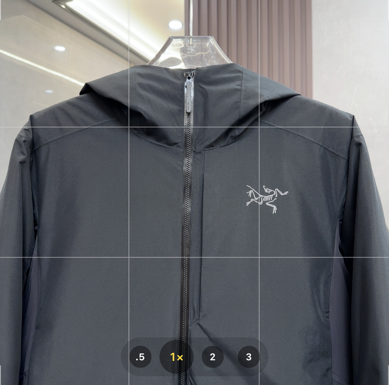 💰：核心私聊 有量有

Arcteryx｜始祖鸟 Solano 刺绣logo百搭连帽｜羽绒服 外套

始祖鸟Solano刺绣logo百搭连帽羽绒服外套，是户外与日常穿搭的理想之选，具有以下特点：

	•	设计风格

	◦	百搭连帽：连帽设计，不仅提供出色的保暖性，还能有效抵御风寒。帽檐有加固处理，硬挺有型。

	◦	精致刺绣：胸前、帽子、袖口均有精密的刺绣logo，线条流畅清晰，立体感十足。

	•	材质面料

	◦	顶级防护面料：大身和袖子采用不含PFAS的GORE-TEX面料，能有效抵御风雨。

	◦	高蓬松度羽绒：填充750蓬松度灰鹅绒，保暖性能卓越。

	◦	透气拼接面料：下背部和腋下采用轻量的Fortius 1.0弹力软壳面料，提升通风透气性。

	•	细节之处

	◦	多口袋设计：衣服正面有3个口袋，内侧右边有一个大口袋可收纳，左边有一个拉链口袋，内里还有两个口袋。

	◦	调节扣绳：下摆、兜帽多处设有可调节扣绳，可自由调整舒适度，增强防风保暖效果。

	◦	高品质拉链：采用YKK拉链，拉合顺滑，密封式拉链设计进一步提升防风防水性能。