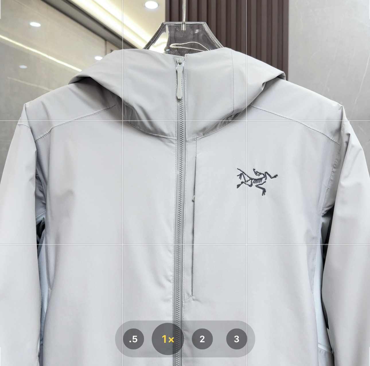 💰：核心私聊 有量有

Arcteryx｜始祖鸟 Solano 刺绣logo百搭连帽｜羽绒服 外套

始祖鸟Solano刺绣logo百搭连帽羽绒服外套，是户外与日常穿搭的理想之选，具有以下特点：

	•	设计风格

	◦	百搭连帽：连帽设计，不仅提供出色的保暖性，还能有效抵御风寒。帽檐有加固处理，硬挺有型。

	◦	精致刺绣：胸前、帽子、袖口均有精密的刺绣logo，线条流畅清晰，立体感十足。

	•	材质面料

	◦	顶级防护面料：大身和袖子采用不含PFAS的GORE-TEX面料，能有效抵御风雨。

	◦	高蓬松度羽绒：填充750蓬松度灰鹅绒，保暖性能卓越。

	◦	透气拼接面料：下背部和腋下采用轻量的Fortius 1.0弹力软壳面料，提升通风透气性。

	•	细节之处

	◦	多口袋设计：衣服正面有3个口袋，内侧右边有一个大口袋可收纳，左边有一个拉链口袋，内里还有两个口袋。

	◦	调节扣绳：下摆、兜帽多处设有可调节扣绳，可自由调整舒适度，增强防风保暖效果。

	◦	高品质拉链：采用YKK拉链，拉合顺滑，密封式拉链设计进一步提升防风防水性能。