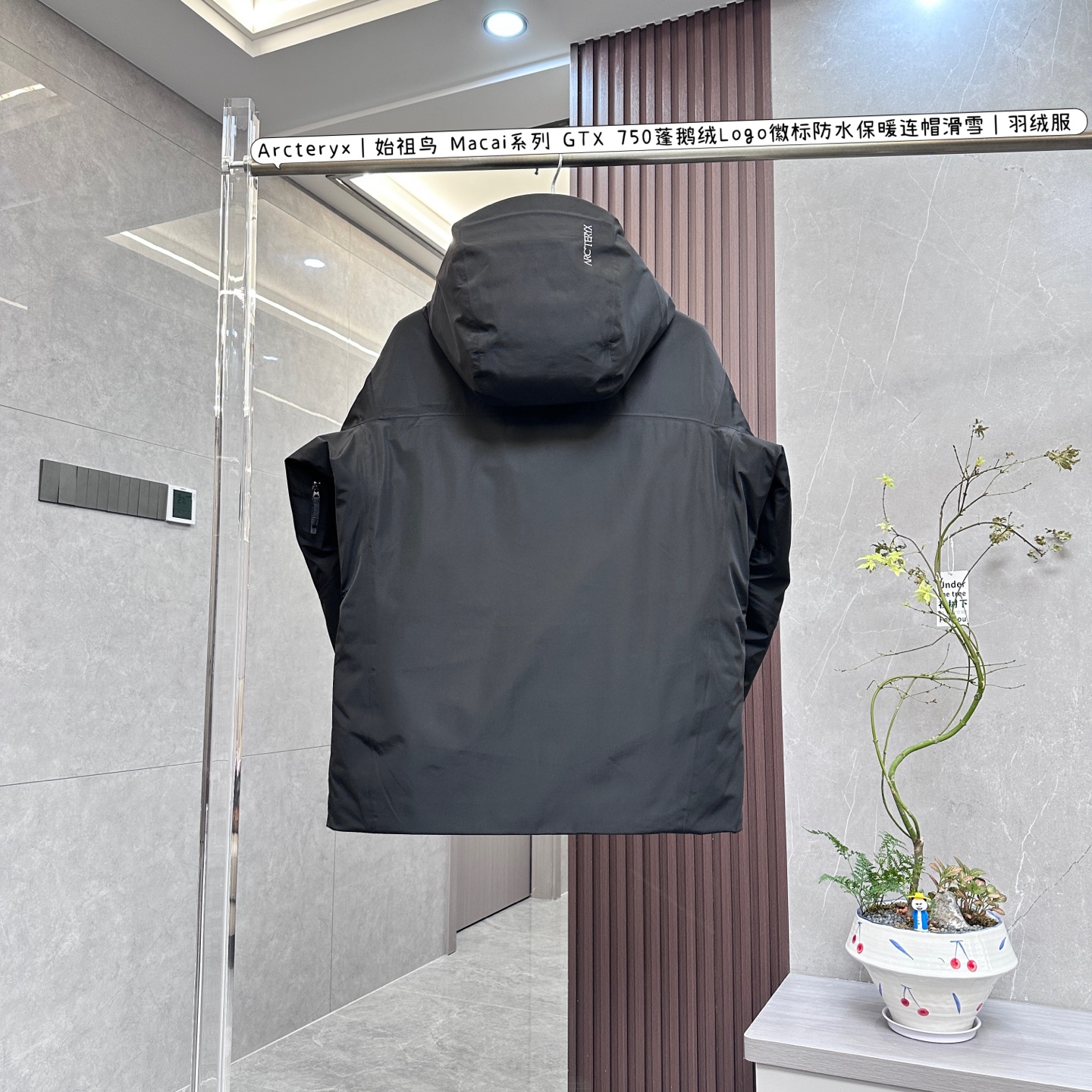 核心私聊 有量有价 Arcteryx|始祖鸟 Macai系列 GTX 750蓬鹅绒Logo徽标防水保暖连帽滑雪|羽绒服 Arcteryx始祖鸟Macai系列GTX 750蓬鹅绒Logo徽标防水保暖连帽滑雪羽绒服,是一款专为滑雪等高寒户外运动打造的高端装备,具备以下卓越特性: • 设计风格 ◦ 专业滑雪版型:根据滑雪运动的特点进行设计,采用运动剪裁,修身时尚,能让你在滑雪时行动自如,同时也可展现利落的身姿. ◦ 醒目徽标:大尺寸的始祖鸟刺绣Logo位于胸口,极具辨识度,彰显品牌身份与独特品味. ◦ 连帽设计:带帽檐的大帽子,不仅能够提供良好的头部保暖效果,还可轻松容纳滑雪头盔,并且能随头部转动,不影响视线和动作.帽子上也有精致的刺绣,工艺精湛. • 材质面料 ◦ 顶级防水面料:采用GORE-TEX Black Label(N40P-3L)面料,静水压值达28,000mmH2O,可完全抵御暴雨或湿雪侵袭.具有DWR无氟环保防泼水处理,延长面料干燥时间,减少雪水渗透. ◦ 高蓬鹅绒填充:填充750蓬松度欧洲灰鹅绒,RDS认证,单件填充量足,轻盈且保暖性能卓越,能有效阻挡寒冷,为身体提供稳定的温暖. ◦ 合成纤维辅助:在腋下、袖口、帽兜、下摆等易出汗或易潮湿的区域采用CoreloftTM合成纤维,吸湿排汗性能提升30%,解决了羽绒遇湿失效的问题. • 细节之处 ◦ 防风雪设计:配备可拆卸风裙,可防止滑雪时雪从下摆灌入身体;PowderGuard网眼腋下通风口,既能防止风雪进入,又能在运动时快速散热. ◦ 拉链设计:WaterTight外侧拉链、主拉链,顺滑耐用,微织带拉链片精致且实用.腋下配拉链,便于通风散热. ◦ 调节功能:可调Velcro魔术贴调节带、可调下摆抽绳、可调帽子抽绳,可根据个人需求和实际环境调整松紧,增强保暖效果和穿着舒适度. ◦ 口袋丰富:隐形WaterTight拉链袖袋、内侧网眼袋、压胶拉链内侧胸袋、带盖按扣胸袋、两个WaterTight拉链口袋,方便存放雪卡、手机等随身物品. ◦ 安全保障:配备无需充电的RECCO救援反射芯片,在野外遭遇危险时,能通过雷达快速反射信号,协助搜救人员定位,为安全保驾护航.
