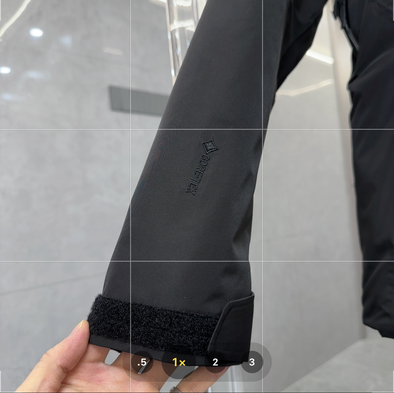 核心私聊 有量有价 Arcteryx|始祖鸟 Macai系列 GTX 750蓬鹅绒Logo徽标防水保暖连帽滑雪|羽绒服 Arcteryx始祖鸟Macai系列GTX 750蓬鹅绒Logo徽标防水保暖连帽滑雪羽绒服,是一款专为滑雪等高寒户外运动打造的高端装备,具备以下卓越特性: • 设计风格 ◦ 专业滑雪版型:根据滑雪运动的特点进行设计,采用运动剪裁,修身时尚,能让你在滑雪时行动自如,同时也可展现利落的身姿. ◦ 醒目徽标:大尺寸的始祖鸟刺绣Logo位于胸口,极具辨识度,彰显品牌身份与独特品味. ◦ 连帽设计:带帽檐的大帽子,不仅能够提供良好的头部保暖效果,还可轻松容纳滑雪头盔,并且能随头部转动,不影响视线和动作.帽子上也有精致的刺绣,工艺精湛. • 材质面料 ◦ 顶级防水面料:采用GORE-TEX Black Label(N40P-3L)面料,静水压值达28,000mmH2O,可完全抵御暴雨或湿雪侵袭.具有DWR无氟环保防泼水处理,延长面料干燥时间,减少雪水渗透. ◦ 高蓬鹅绒填充:填充750蓬松度欧洲灰鹅绒,RDS认证,单件填充量足,轻盈且保暖性能卓越,能有效阻挡寒冷,为身体提供稳定的温暖. ◦ 合成纤维辅助:在腋下、袖口、帽兜、下摆等易出汗或易潮湿的区域采用CoreloftTM合成纤维,吸湿排汗性能提升30%,解决了羽绒遇湿失效的问题. • 细节之处 ◦ 防风雪设计:配备可拆卸风裙,可防止滑雪时雪从下摆灌入身体;PowderGuard网眼腋下通风口,既能防止风雪进入,又能在运动时快速散热. ◦ 拉链设计:WaterTight外侧拉链、主拉链,顺滑耐用,微织带拉链片精致且实用.腋下配拉链,便于通风散热. ◦ 调节功能:可调Velcro魔术贴调节带、可调下摆抽绳、可调帽子抽绳,可根据个人需求和实际环境调整松紧,增强保暖效果和穿着舒适度. ◦ 口袋丰富:隐形WaterTight拉链袖袋、内侧网眼袋、压胶拉链内侧胸袋、带盖按扣胸袋、两个WaterTight拉链口袋,方便存放雪卡、手机等随身物品. ◦ 安全保障:配备无需充电的RECCO救援反射芯片,在野外遭遇危险时,能通过雷达快速反射信号,协助搜救人员定位,为安全保驾护航.