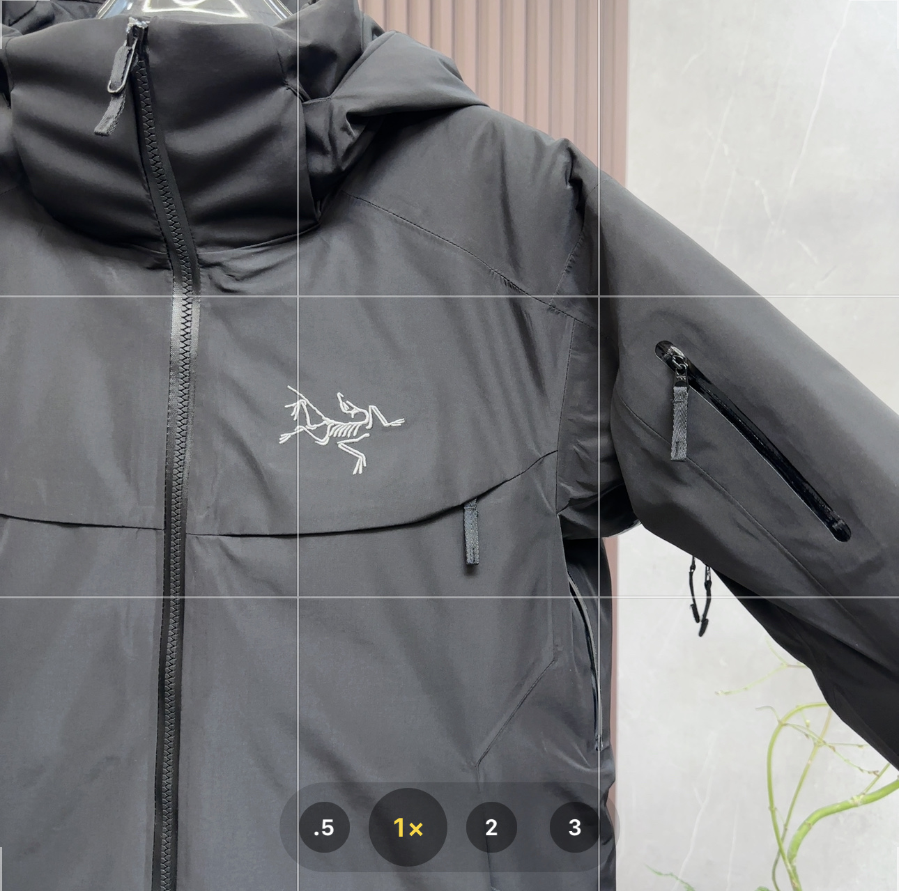 核心私聊 有量有价 Arcteryx|始祖鸟 Macai系列 GTX 750蓬鹅绒Logo徽标防水保暖连帽滑雪|羽绒服 Arcteryx始祖鸟Macai系列GTX 750蓬鹅绒Logo徽标防水保暖连帽滑雪羽绒服,是一款专为滑雪等高寒户外运动打造的高端装备,具备以下卓越特性: • 设计风格 ◦ 专业滑雪版型:根据滑雪运动的特点进行设计,采用运动剪裁,修身时尚,能让你在滑雪时行动自如,同时也可展现利落的身姿. ◦ 醒目徽标:大尺寸的始祖鸟刺绣Logo位于胸口,极具辨识度,彰显品牌身份与独特品味. ◦ 连帽设计:带帽檐的大帽子,不仅能够提供良好的头部保暖效果,还可轻松容纳滑雪头盔,并且能随头部转动,不影响视线和动作.帽子上也有精致的刺绣,工艺精湛. • 材质面料 ◦ 顶级防水面料:采用GORE-TEX Black Label(N40P-3L)面料,静水压值达28,000mmH2O,可完全抵御暴雨或湿雪侵袭.具有DWR无氟环保防泼水处理,延长面料干燥时间,减少雪水渗透. ◦ 高蓬鹅绒填充:填充750蓬松度欧洲灰鹅绒,RDS认证,单件填充量足,轻盈且保暖性能卓越,能有效阻挡寒冷,为身体提供稳定的温暖. ◦ 合成纤维辅助:在腋下、袖口、帽兜、下摆等易出汗或易潮湿的区域采用CoreloftTM合成纤维,吸湿排汗性能提升30%,解决了羽绒遇湿失效的问题. • 细节之处 ◦ 防风雪设计:配备可拆卸风裙,可防止滑雪时雪从下摆灌入身体;PowderGuard网眼腋下通风口,既能防止风雪进入,又能在运动时快速散热. ◦ 拉链设计:WaterTight外侧拉链、主拉链,顺滑耐用,微织带拉链片精致且实用.腋下配拉链,便于通风散热. ◦ 调节功能:可调Velcro魔术贴调节带、可调下摆抽绳、可调帽子抽绳,可根据个人需求和实际环境调整松紧,增强保暖效果和穿着舒适度. ◦ 口袋丰富:隐形WaterTight拉链袖袋、内侧网眼袋、压胶拉链内侧胸袋、带盖按扣胸袋、两个WaterTight拉链口袋,方便存放雪卡、手机等随身物品. ◦ 安全保障:配备无需充电的RECCO救援反射芯片,在野外遭遇危险时,能通过雷达快速反射信号,协助搜救人员定位,为安全保驾护航.