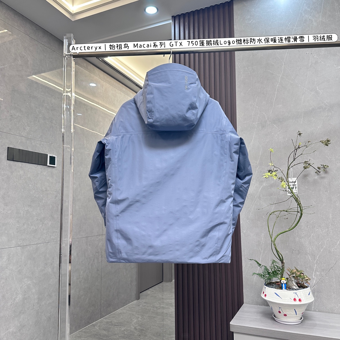 💰：核心私聊 有量有价

Arcteryx｜始祖鸟 Macai系列 GTX 750蓬鹅绒Logo徽标防水保暖连帽滑雪｜羽绒服

Arcteryx始祖鸟Macai系列GTX 750蓬鹅绒Logo徽标防水保暖连帽滑雪羽绒服，是一款专为滑雪等高寒户外运动打造的高端装备，具备以下卓越特性：

	•	设计风格

	◦	专业滑雪版型：根据滑雪运动的特点进行设计，采用运动剪裁，修身时尚，能让你在滑雪时行动自如，同时也可展现利落的身姿。

	◦	醒目徽标：大尺寸的始祖鸟刺绣Logo位于胸口，极具辨识度，彰显品牌身份与独特品味。

	◦	连帽设计：带帽檐的大帽子，不仅能够提供良好的头部保暖效果，还可轻松容纳滑雪头盔，并且能随头部转动，不影响视线和动作。帽子上也有精致的刺绣，工艺精湛。

	•	材质面料

	◦	顶级防水面料：采用GORE-TEX Black Label（N40P-3L）面料，静水压值达28,000mmH₂O，可完全抵御暴雨或湿雪侵袭。具有DWR无氟环保防泼水处理，延长面料干燥时间，减少雪水渗透。

	◦	高蓬鹅绒填充：填充750蓬松度欧洲灰鹅绒，RDS认证，单件填充量足，轻盈且保暖性能卓越，能有效阻挡寒冷，为身体提供稳定的温暖。

	◦	合成纤维辅助：在腋下、袖口、帽兜、下摆等易出汗或易潮湿的区域采用Coreloft™合成纤维，吸湿排汗性能提升30%，解决了羽绒遇湿失效的问题。

	•	细节之处

	◦	防风雪设计：配备可拆卸风裙，可防止滑雪时雪从下摆灌入身体；PowderGuard网眼腋下通风口，既能防止风雪进入，又能在运动时快速散热。

	◦	拉链设计：WaterTight外侧拉链、主拉链，顺滑耐用，微织带拉链片精致且实用。腋下配拉链，便于通风散热。

	◦	调节功能：可调Velcro魔术贴调节带、可调下摆抽绳、可调帽子抽绳，可根据个人需求和实际环境调整松紧，增强保暖效果和穿着舒适度。

	◦	口袋丰富：隐形WaterTight拉链袖袋、内侧网眼袋、压胶拉链内侧胸袋、带盖按扣胸袋、两个WaterTight拉链口袋，方便存放雪卡、手机等随身物品。

	◦	安全保障：配备无需充电的RECCO救援反射芯片，在野外遭遇危险时，能通过雷达快速反射信号，协助搜救人员定位，为安全保驾护航。